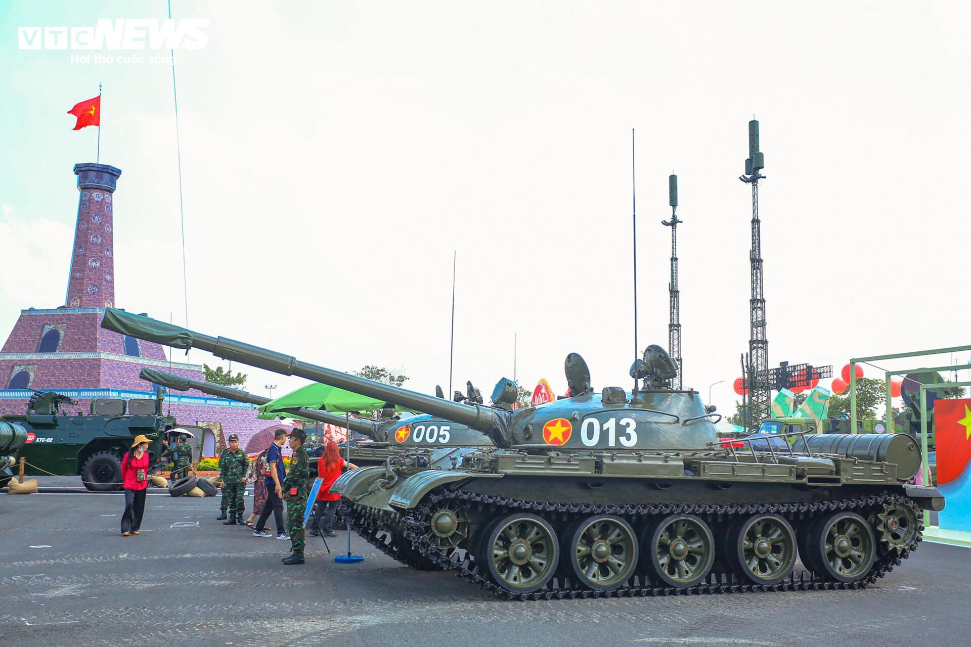 Dàn xe tăng T-90S, T-62, T-54B hút khách tại Triển lãm thành tựu đất nước - 6