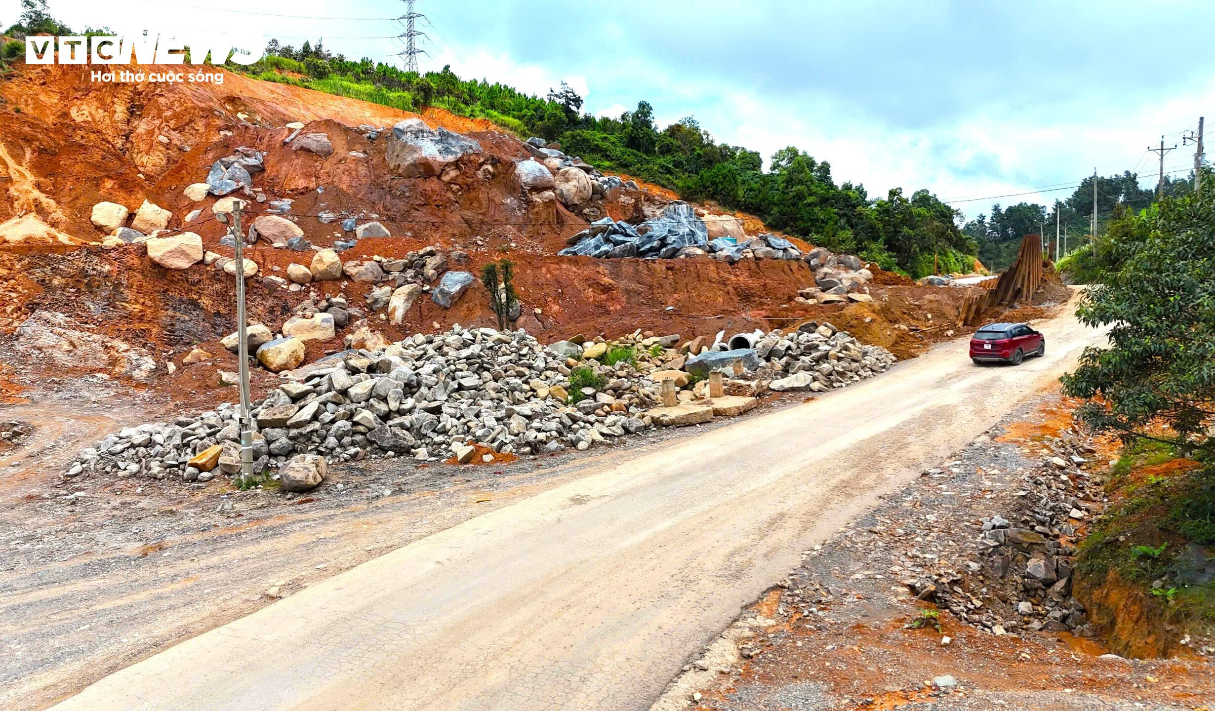 Người dân ‘nín thở’ khi đi qua đường kết nối biển xanh - đại ngàn Lâm Đồng - 2