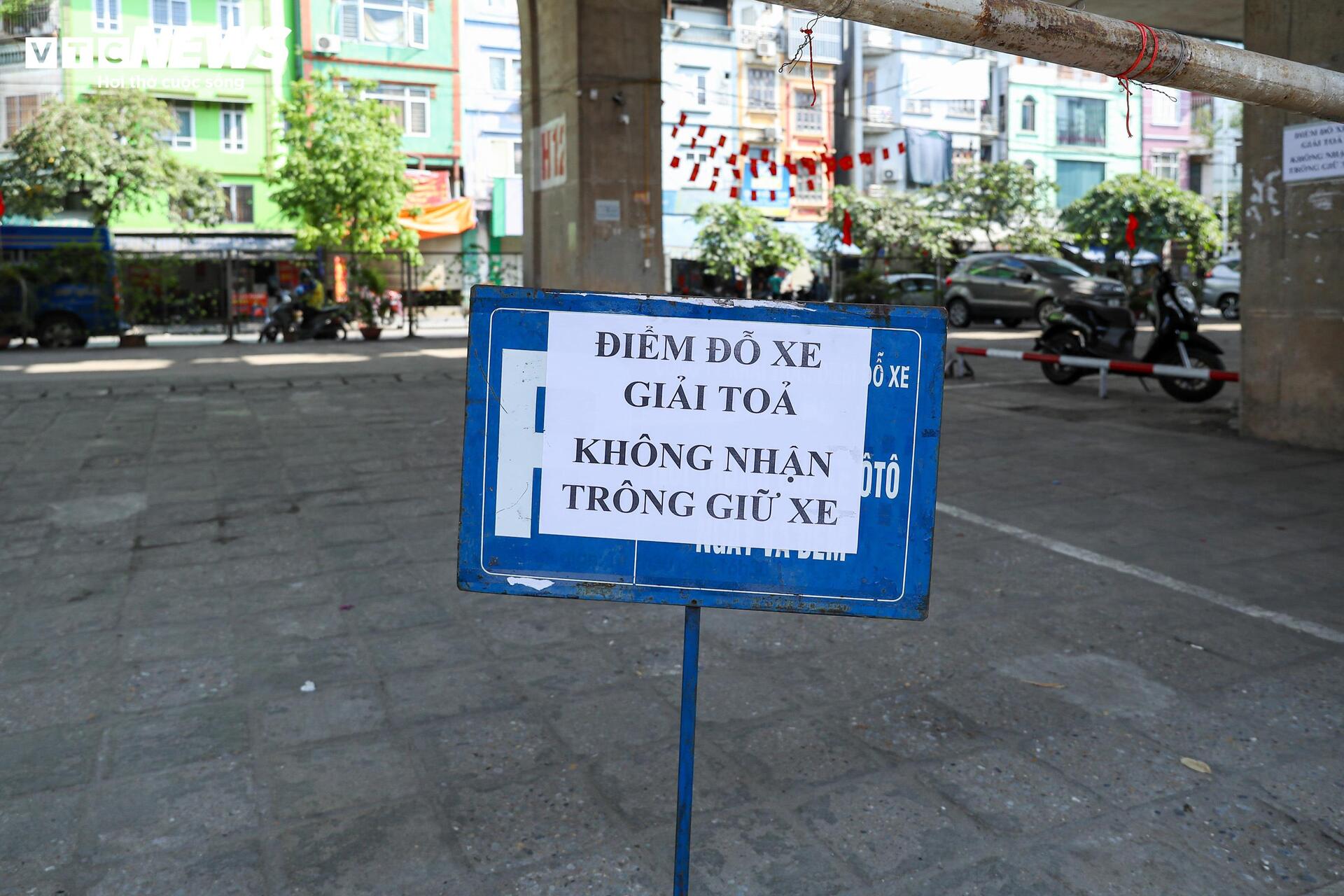 Loạt bãi xe dưới gầm cầu Vĩnh Tuy treo biển 'giải tỏa' sau vụ cháy 500 xe máy - 2