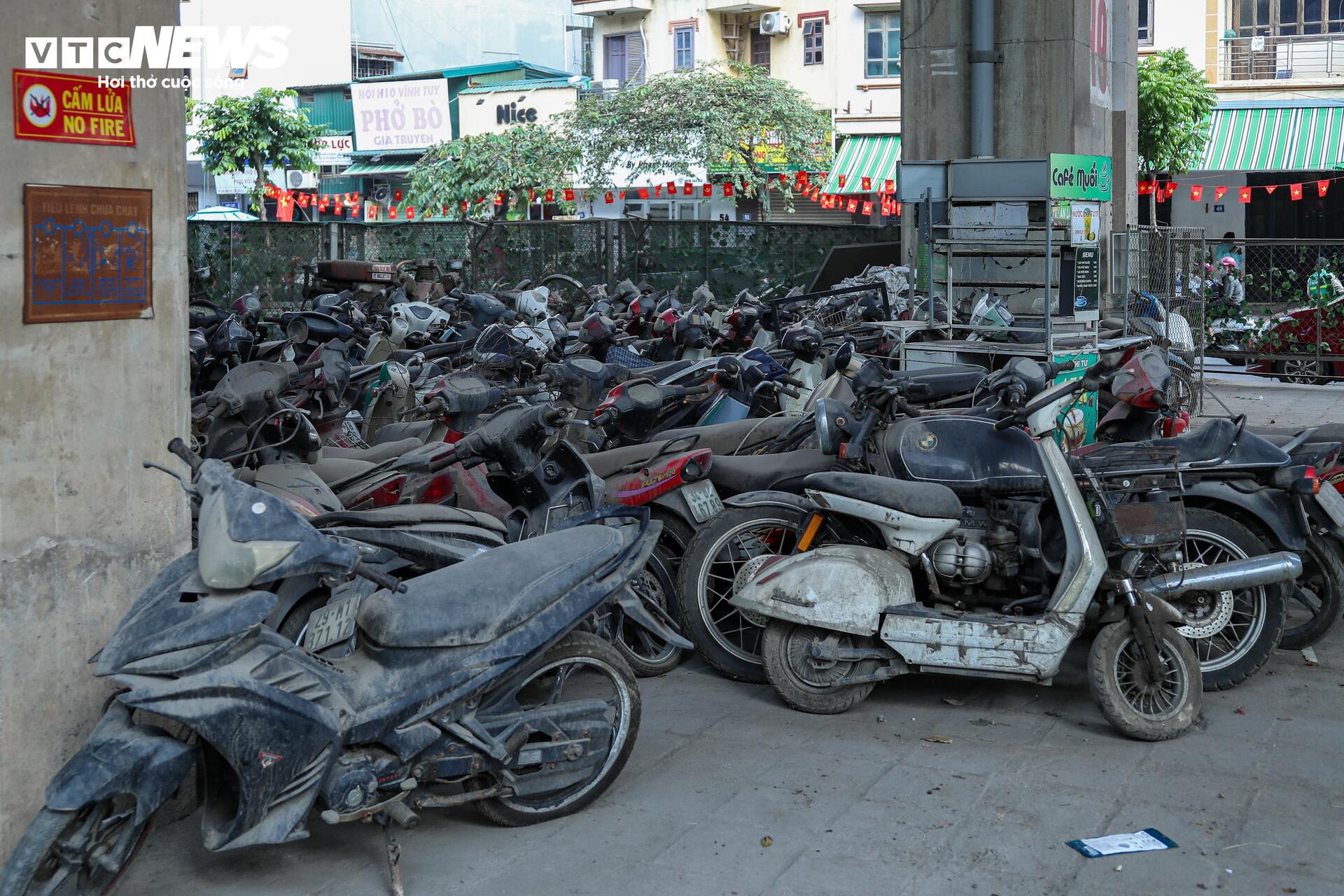 Loạt bãi xe dưới gầm cầu Vĩnh Tuy treo biển 'giải tỏa' sau vụ cháy 500 xe máy - 8