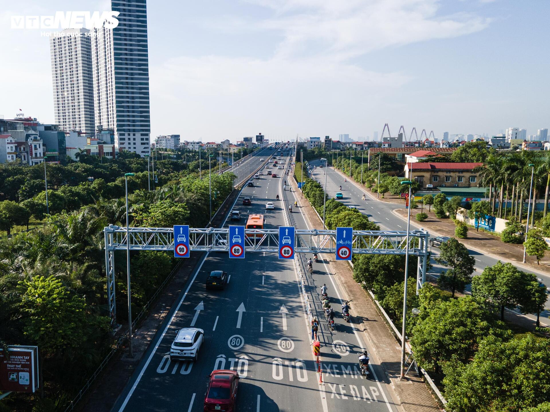 Cầu Nhật Tân thoát cảnh ùn tắc sau khi tách riêng làn ô tô và xe máy - 1