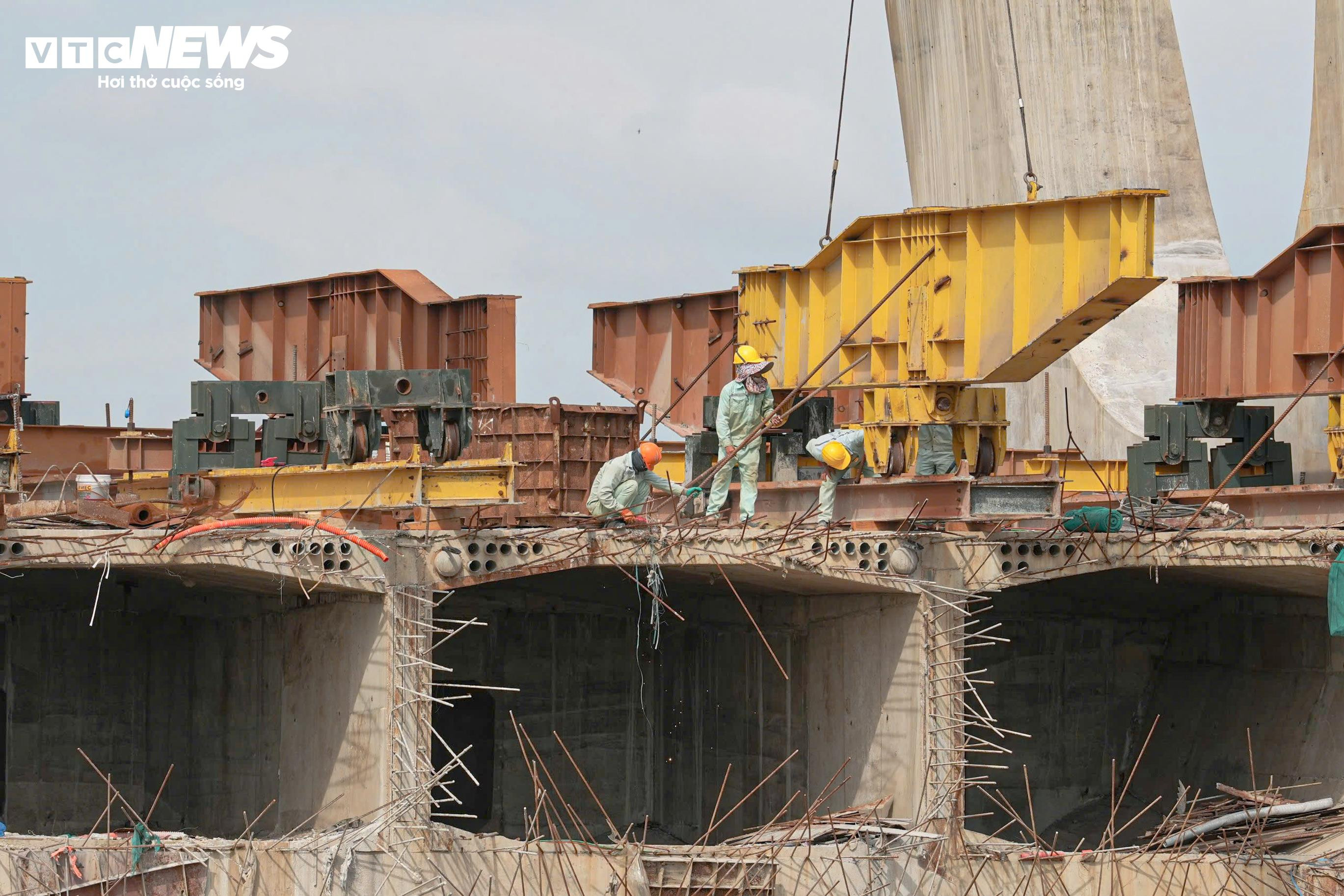 Lộ diện ‘dải lụa giao duyên’ bằng thép vắt qua sông Đuống - 11