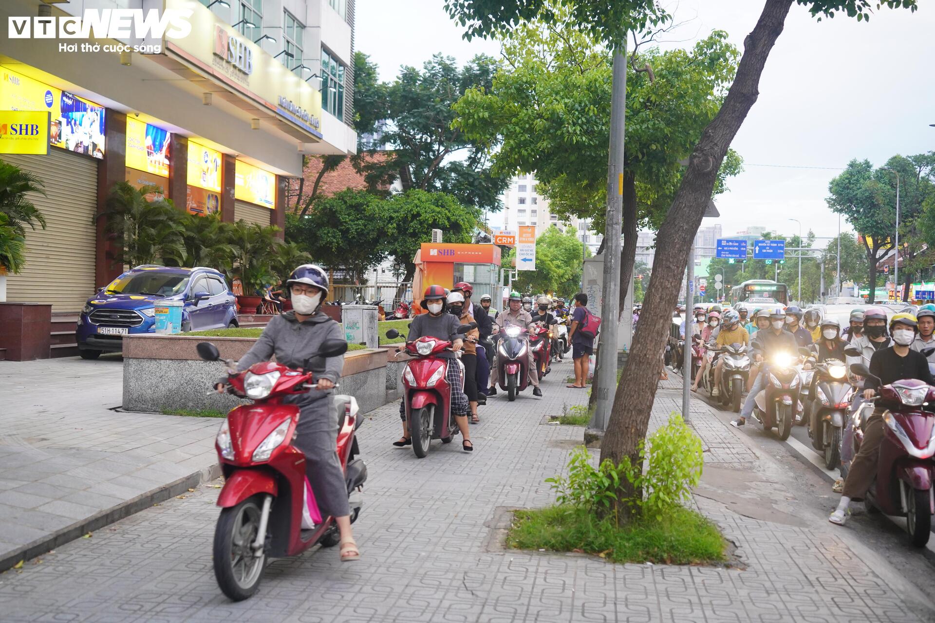 Xe máy leo lề, đi ngược chiều 'căn bệnh giao thông' khó chữa ở TP.HCM? - 1