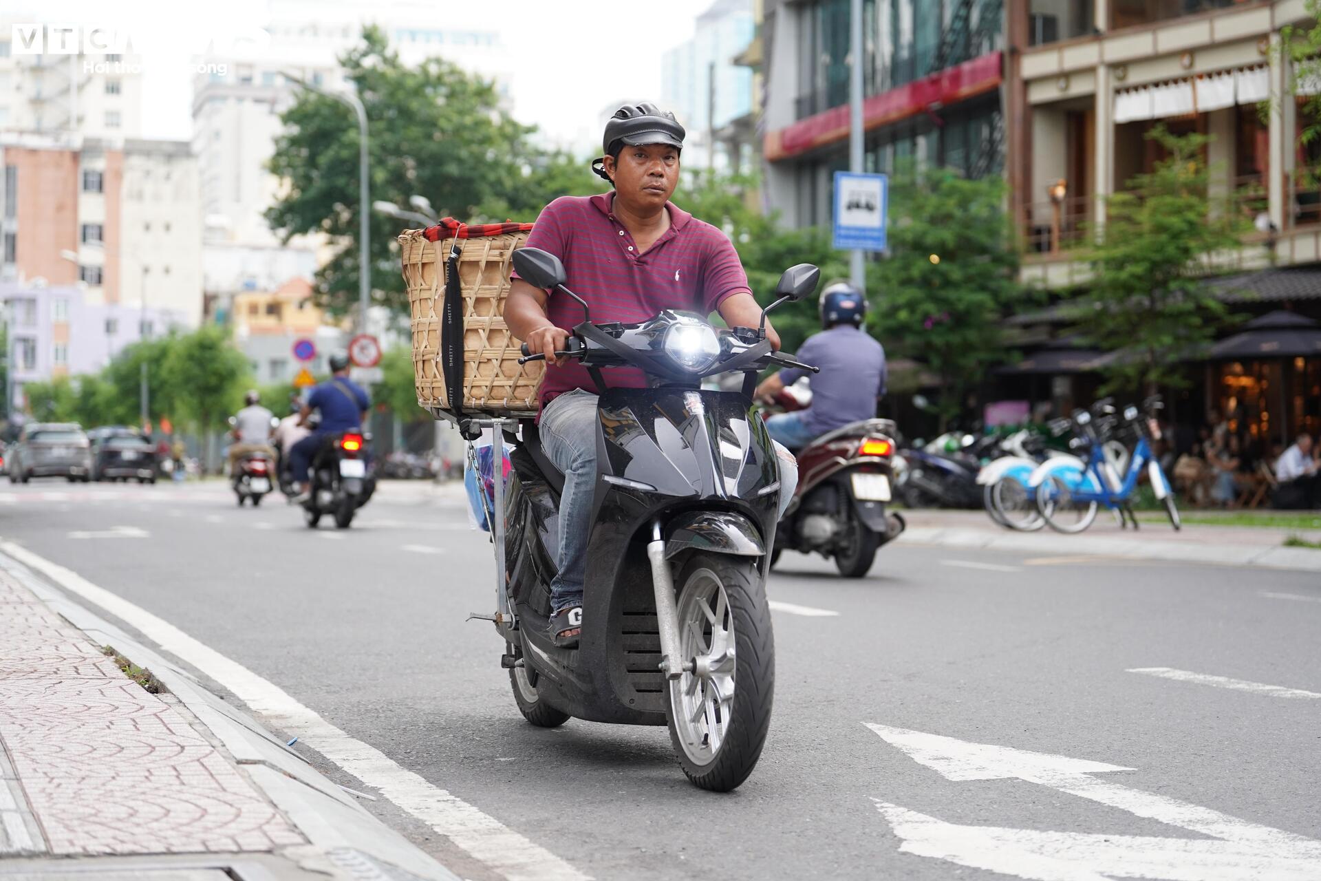 Xe máy leo lề, đi ngược chiều 'căn bệnh giao thông' khó chữa ở TP.HCM? - 6