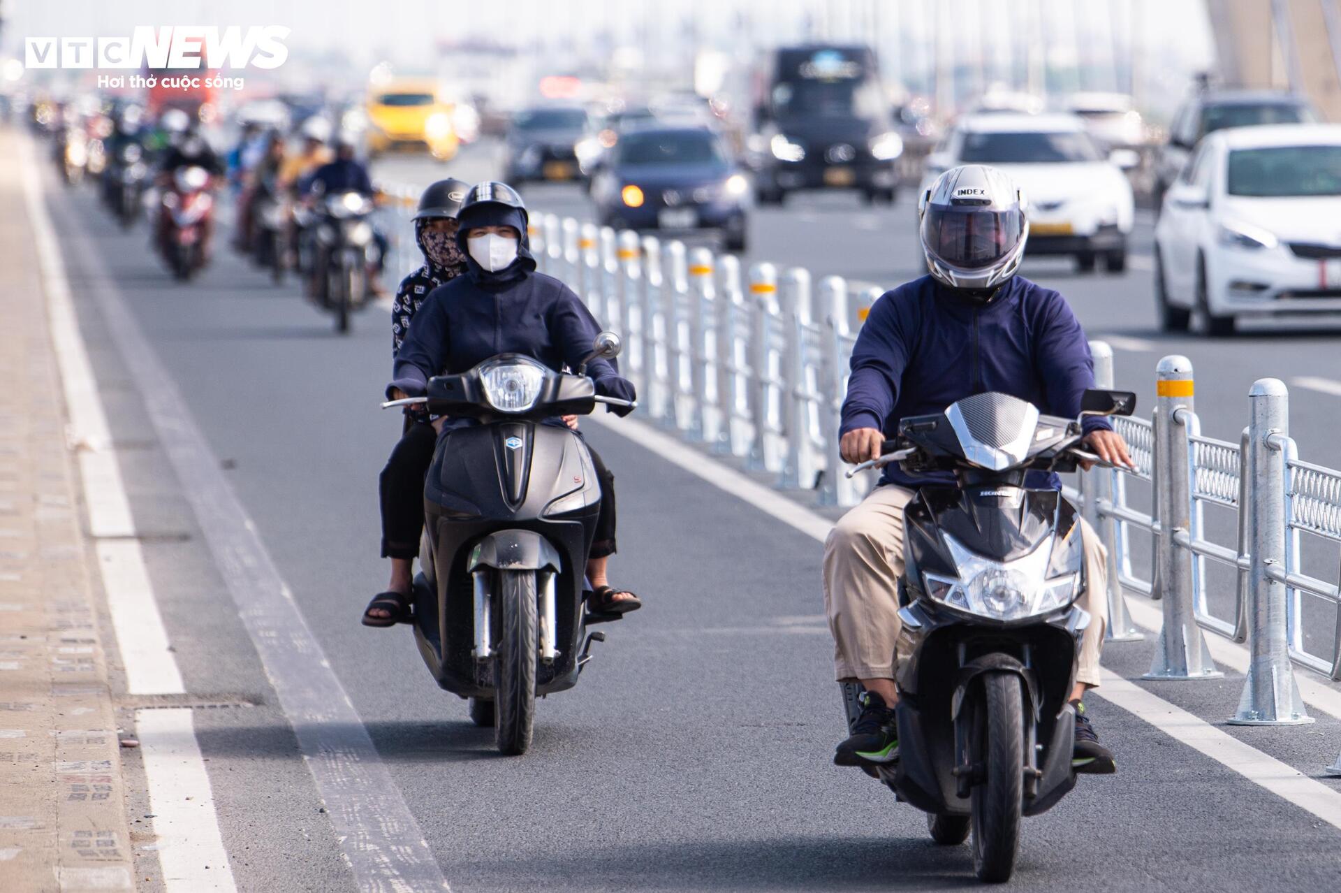 Cầu Nhật Tân thoát cảnh ùn tắc sau khi tách riêng làn ô tô và xe máy - 6