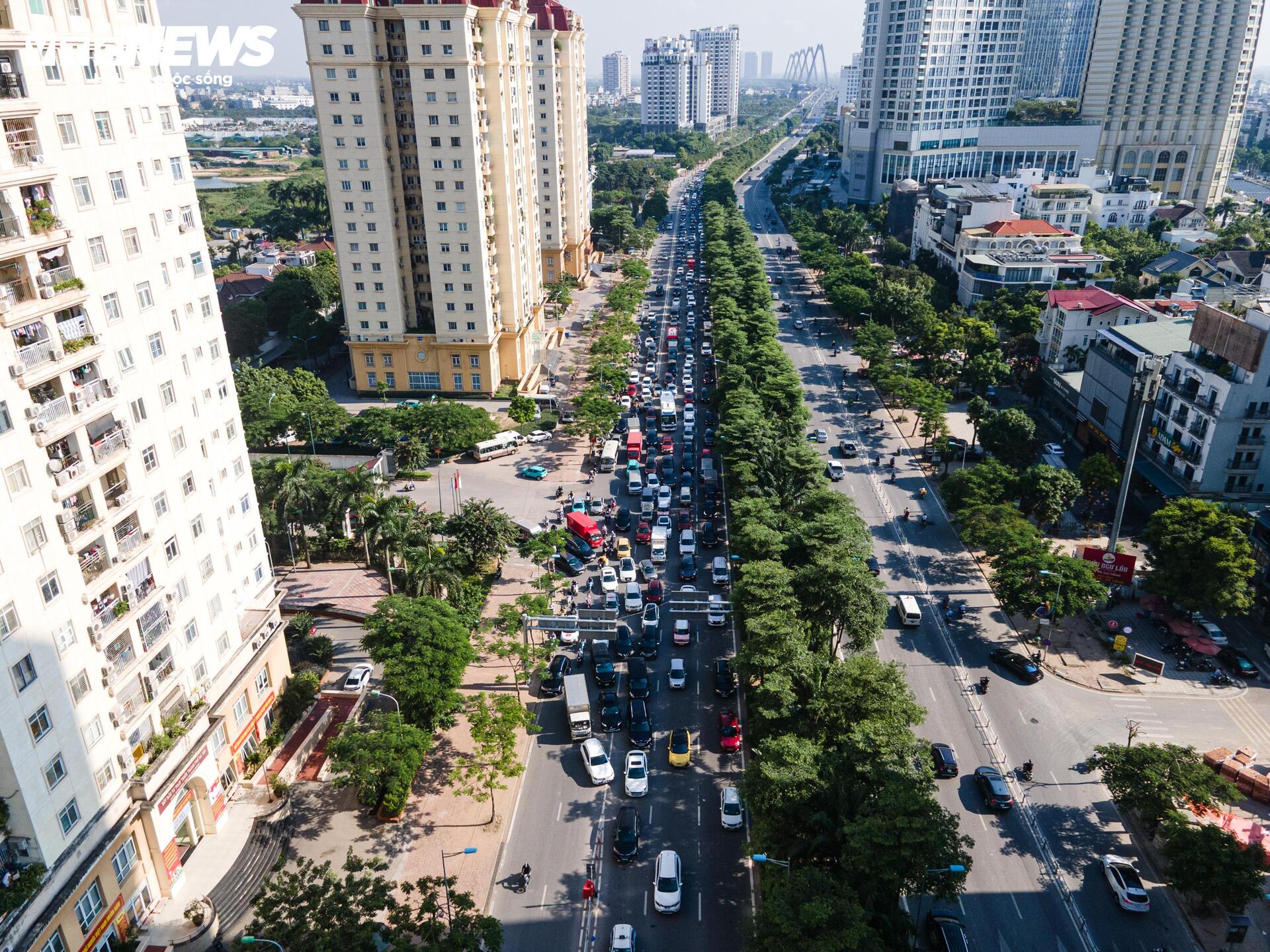Cầu Nhật Tân thoát cảnh ùn tắc sau khi tách riêng làn ô tô và xe máy - 10