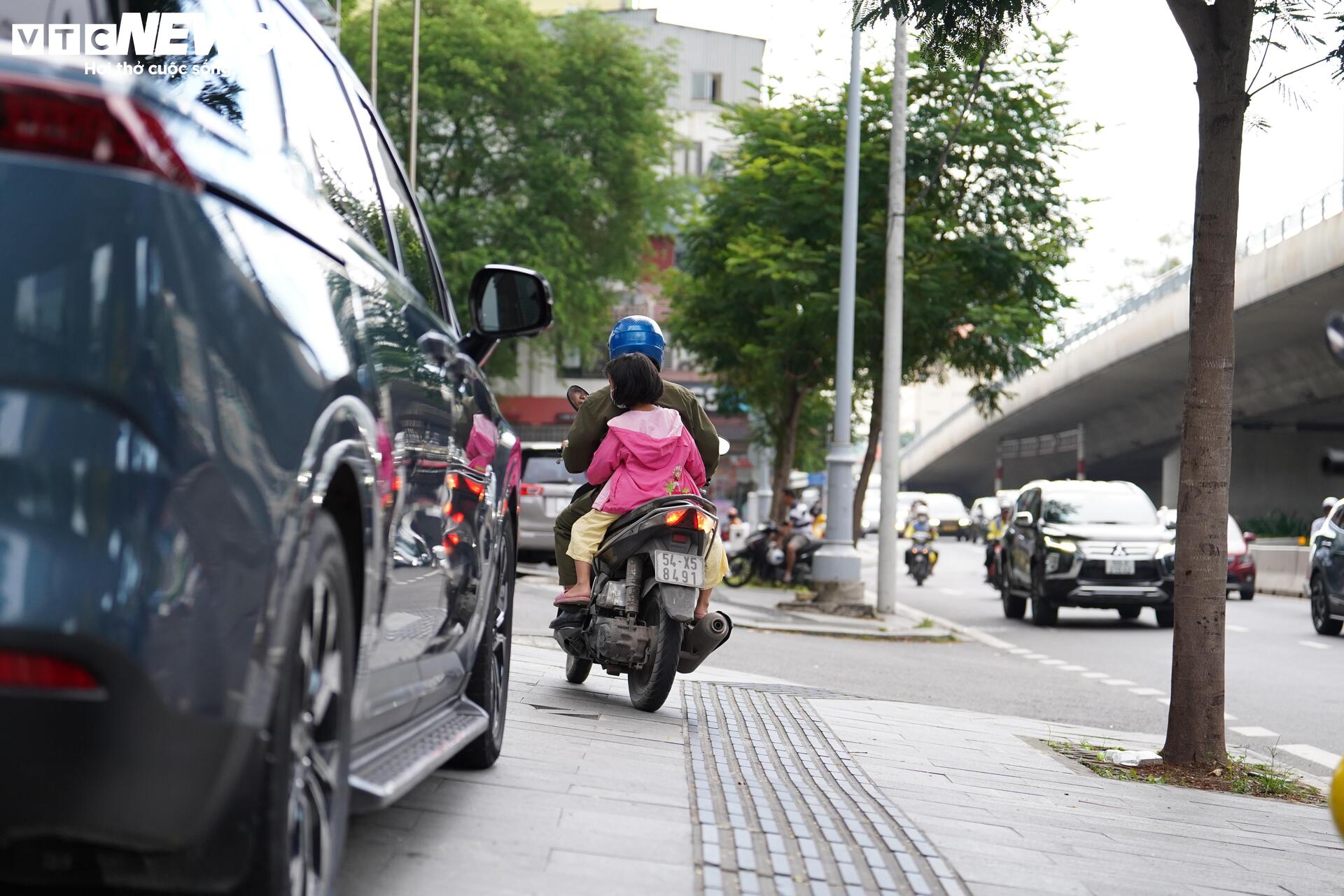 Xe máy leo lề, đi ngược chiều 'căn bệnh giao thông' khó chữa ở TP.HCM? - 8