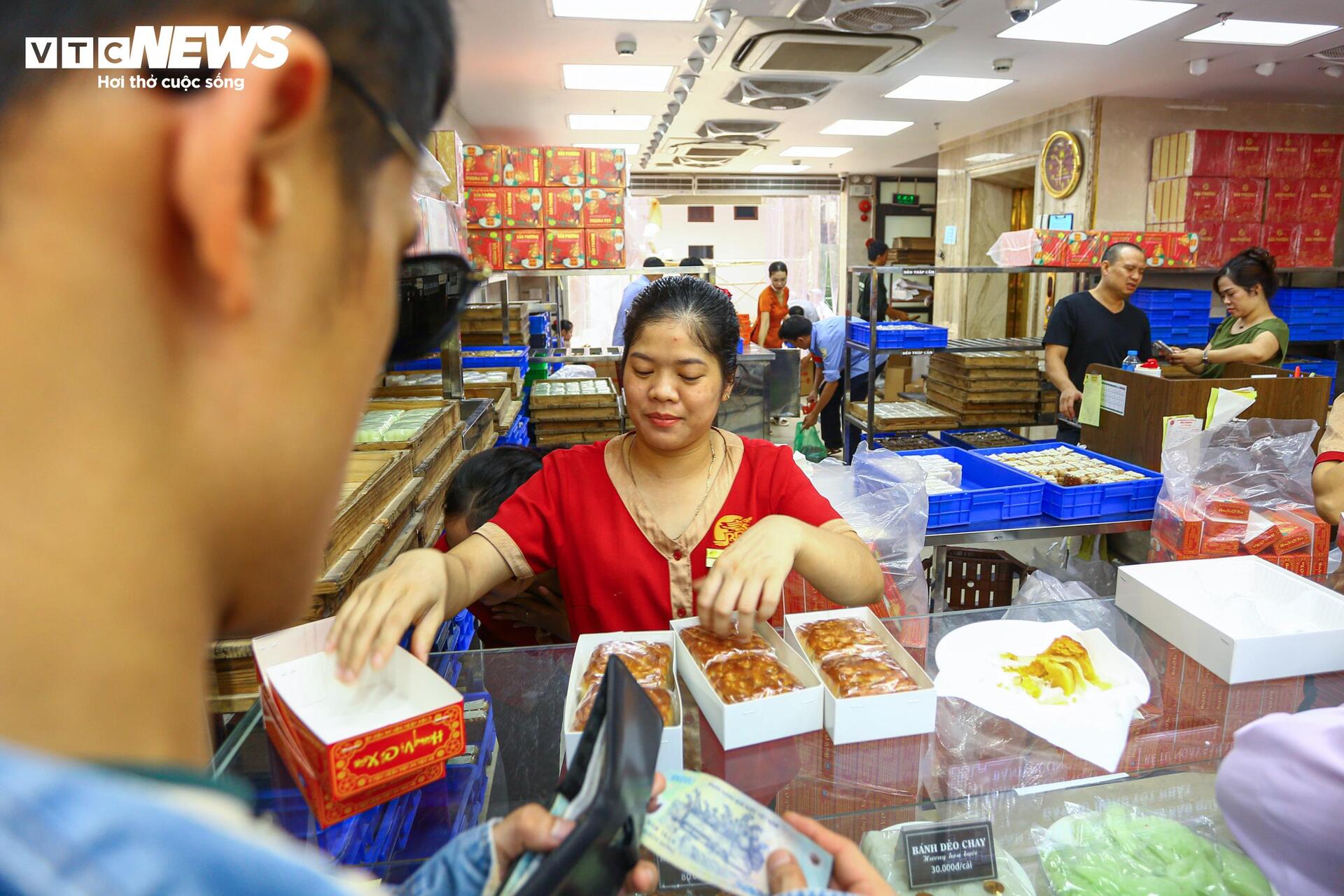 Người dân xếp hàng mua bánh Trung thu truyền thống ở Hà Nội - 9