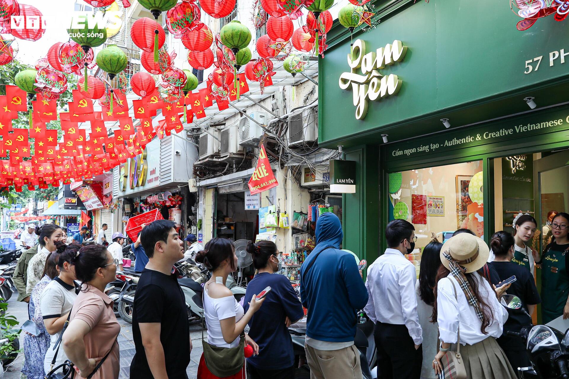 Người dân xếp hàng mua bánh Trung thu truyền thống ở Hà Nội - 15
