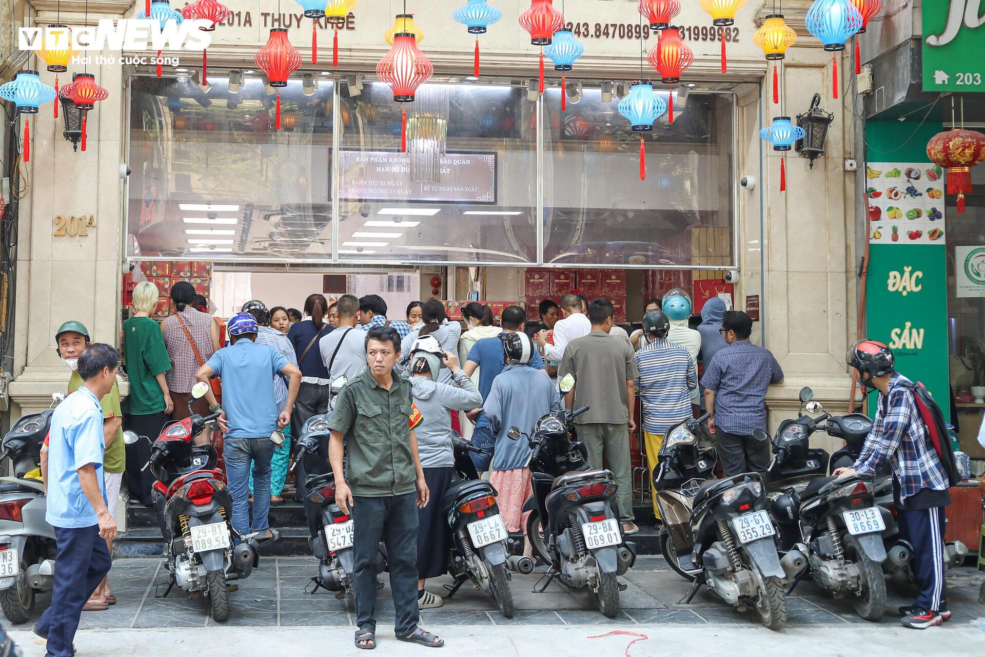 Người dân xếp hàng mua bánh Trung thu truyền thống ở Hà Nội - 7