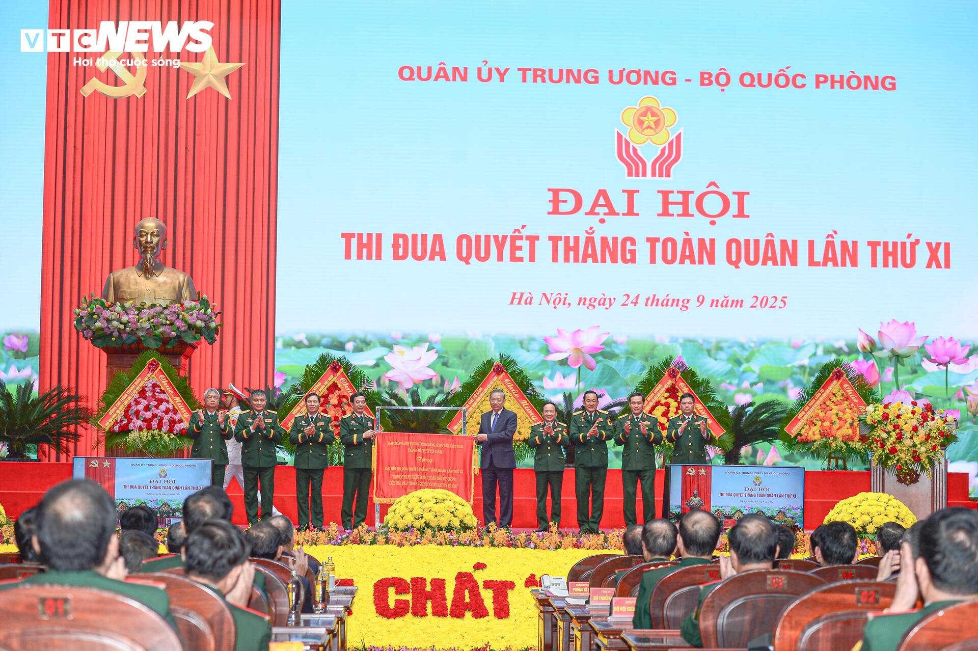 Toàn cảnh Đại hội Thi đua Quyết thắng toàn quân lần thứ XI - 11