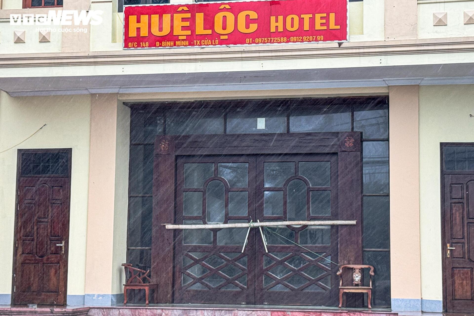 Cận cảnh sóng lớn uy hiếp bờ biển Nghệ An, Hà Tĩnh trước giờ bão Bualoi đổ bộ - 7
