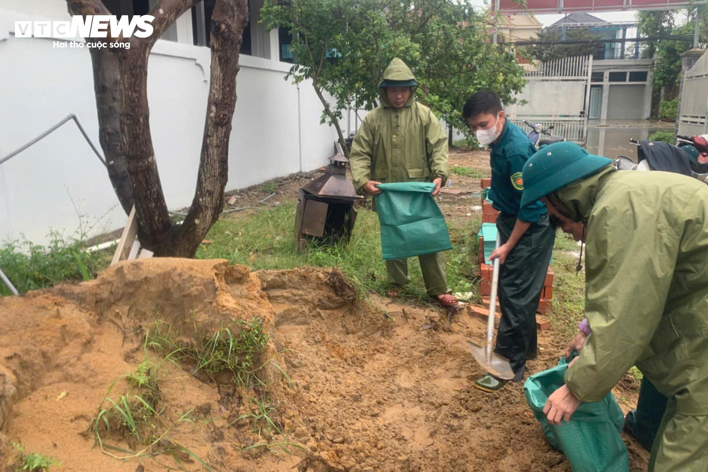 Bộ đội sát cánh cùng dân neo thuyền, chằng chống nhà cửa ứng phó bão số 10 - 11