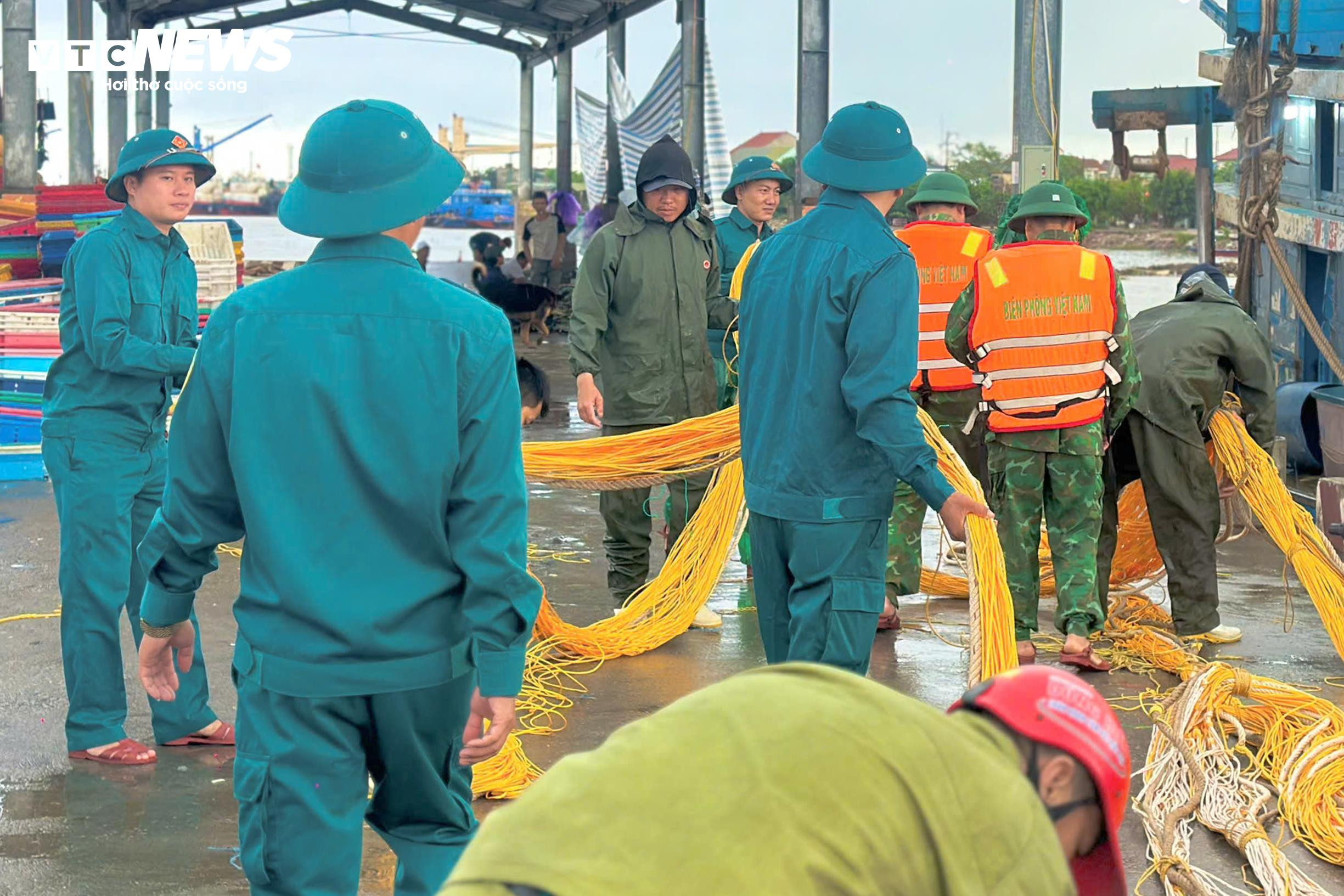Bộ đội sát cánh cùng dân neo thuyền, chằng chống nhà cửa ứng phó bão số 10 - 3