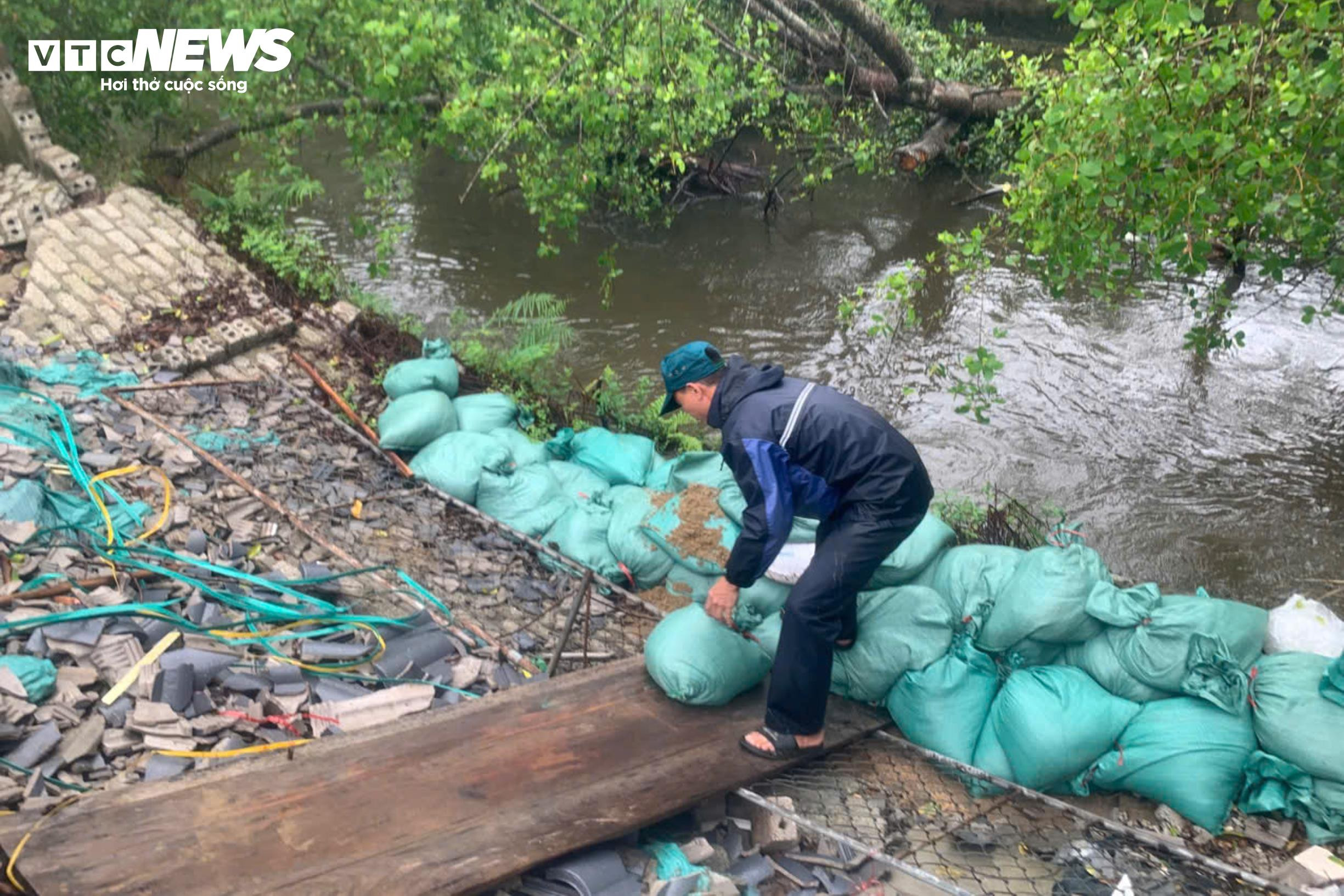 Bộ đội sát cánh cùng dân neo thuyền, chằng chống nhà cửa ứng phó bão số 10 - 7