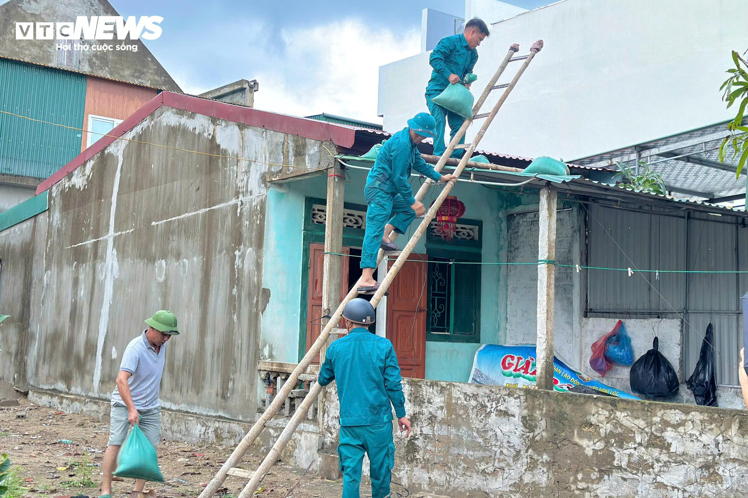 Bộ đội sát cánh cùng dân neo thuyền, chằng chống nhà cửa ứng phó bão số 10 - 8