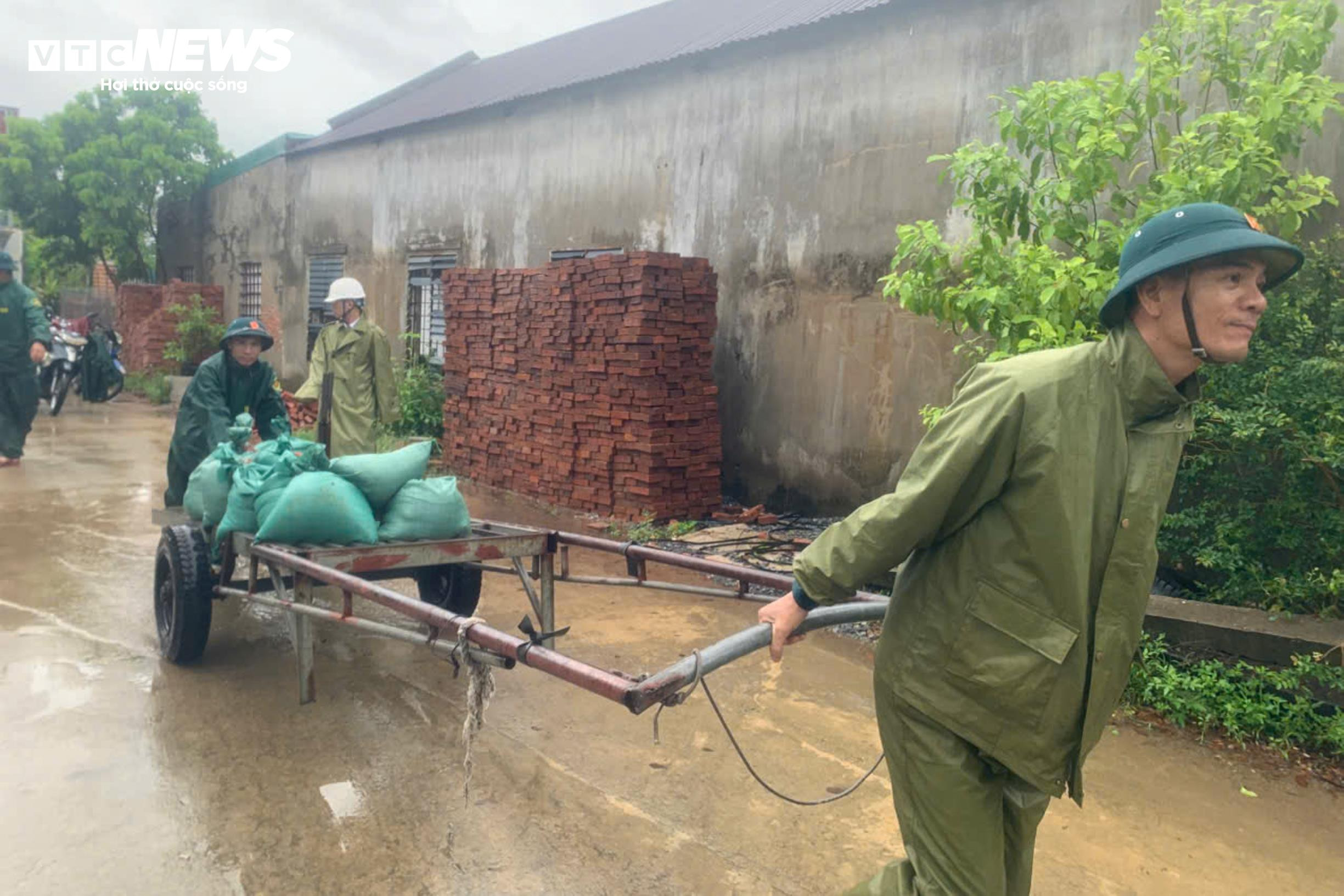 Bộ đội sát cánh cùng dân neo thuyền, chằng chống nhà cửa ứng phó bão số 10 - 9