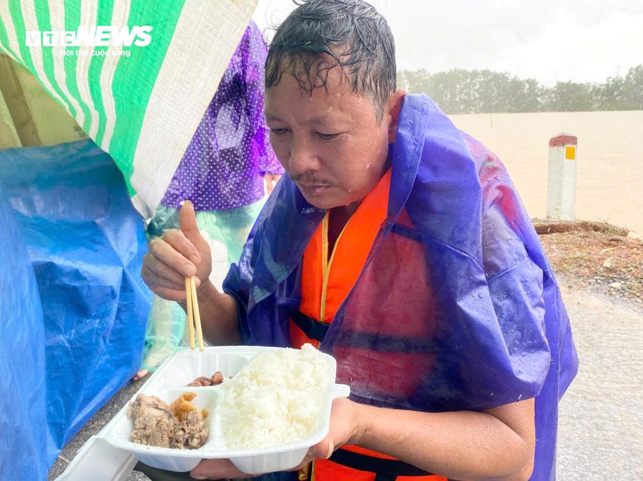 Nước lũ nhấn chìm tài sản, người dân Thanh Hóa nghẹn ngào lo cảnh trắng tay - 5