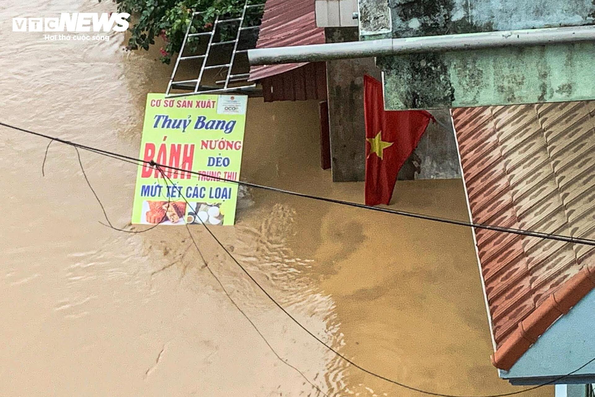 Nước lũ sông Hồng tràn vào nhà dân, ngập tới nóc tầng 1 - 9