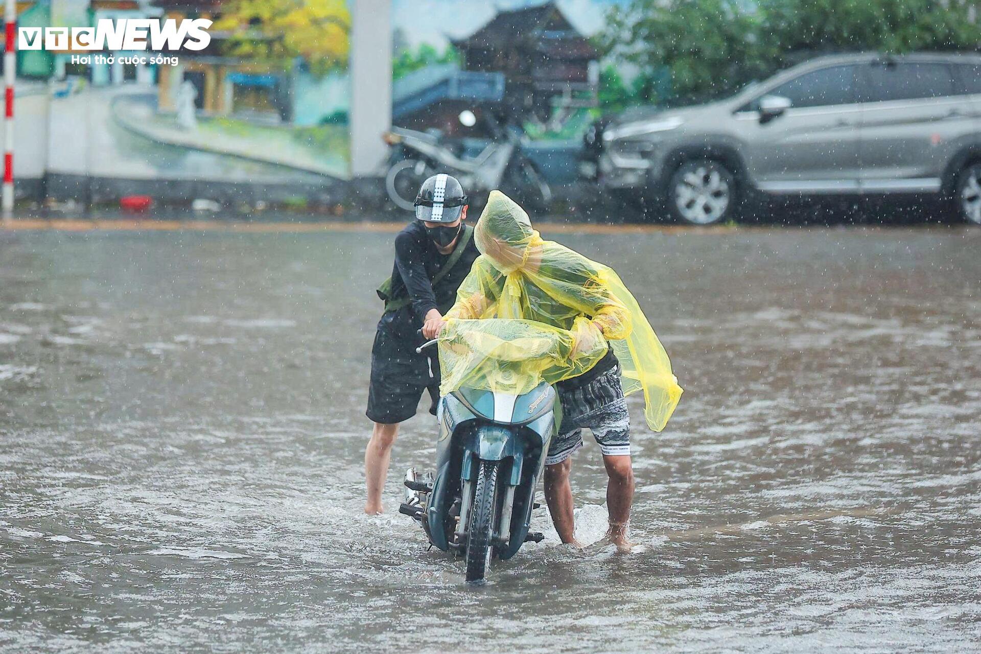 Loạt tuyến phố Hà Nội ngập nặng, người dân bì bõm dắt xe dưới mưa lớn - 11