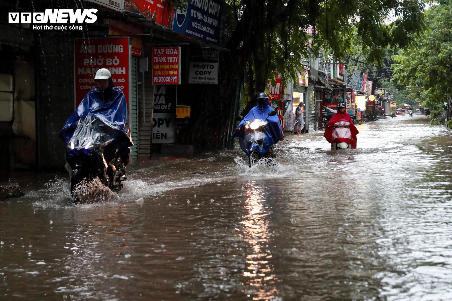 Loạt tuyến phố Hà Nội ngập nặng, người dân bì bõm dắt xe dưới mưa lớn - 19