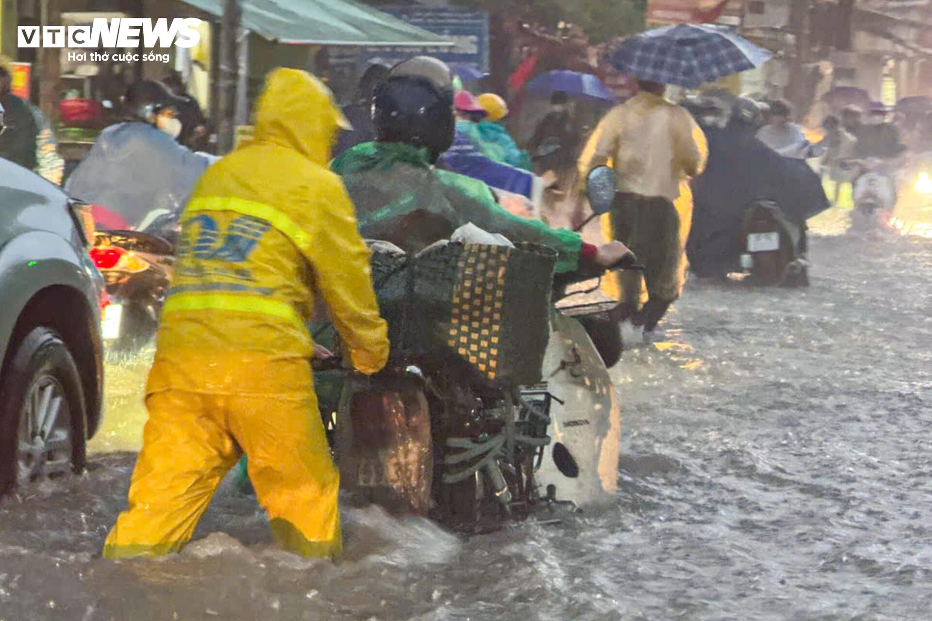 Hà Nội ngập tứ bề, giao thông hỗn loạn không lối thoát từ sáng đến tối - 16