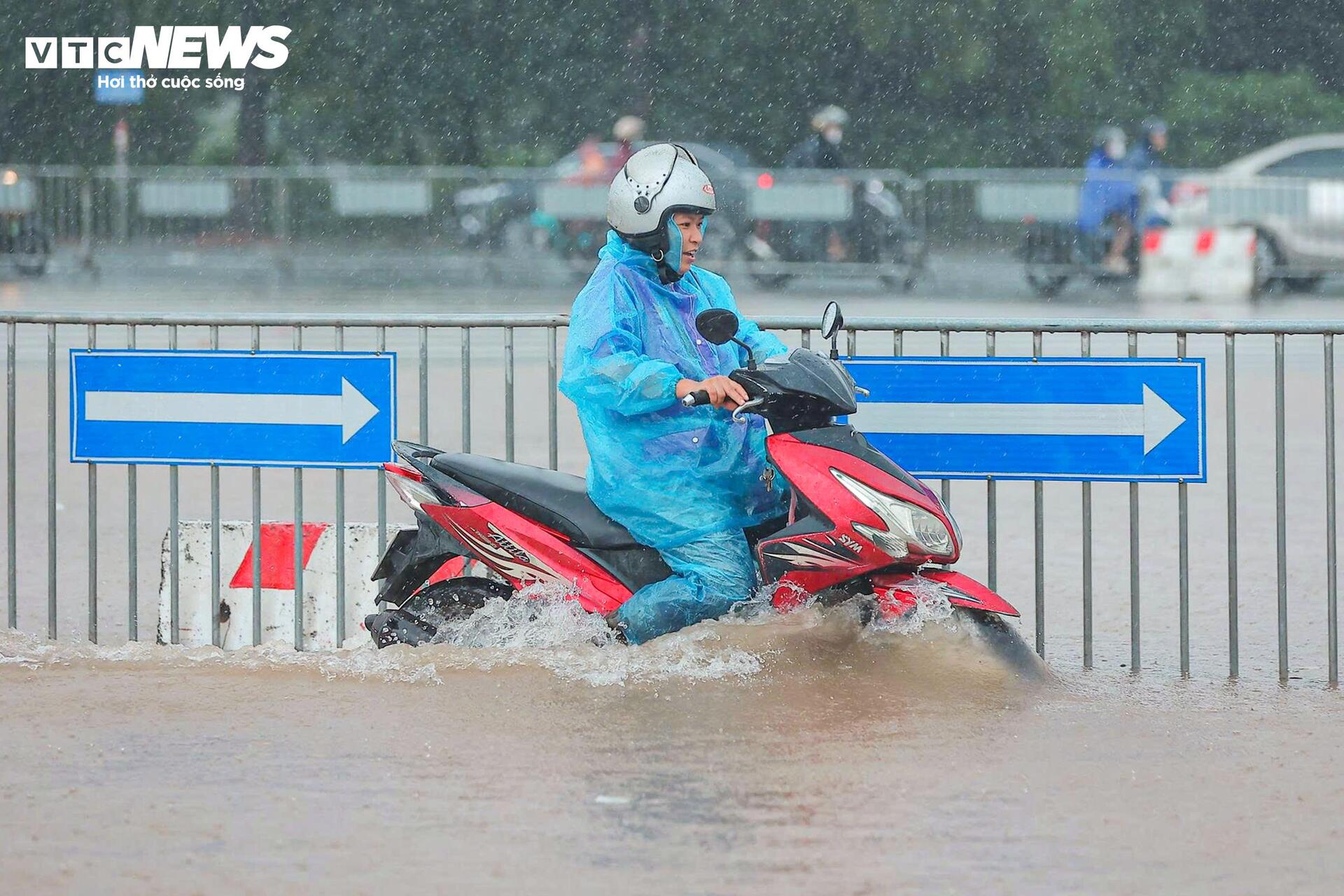 Loạt tuyến phố Hà Nội ngập nặng, người dân bì bõm dắt xe dưới mưa lớn - 5