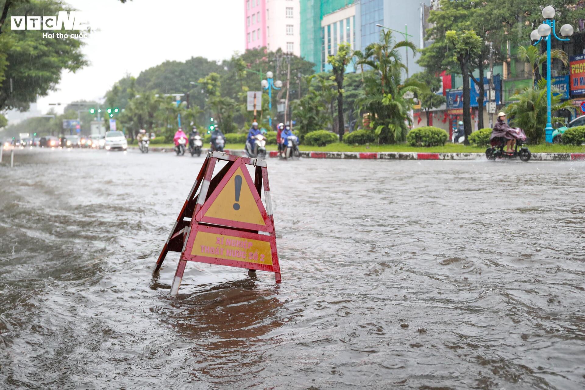 Loạt tuyến phố Hà Nội ngập nặng, người dân bì bõm dắt xe dưới mưa lớn - 15