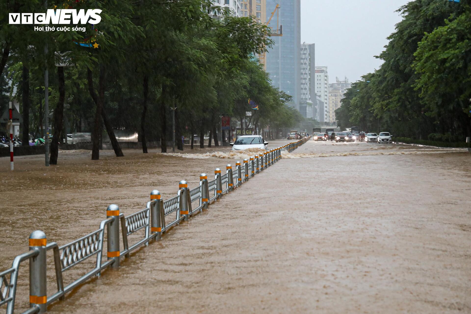 Hà Nội ngập tứ bề, giao thông hỗn loạn không lối thoát từ sáng đến tối - 1