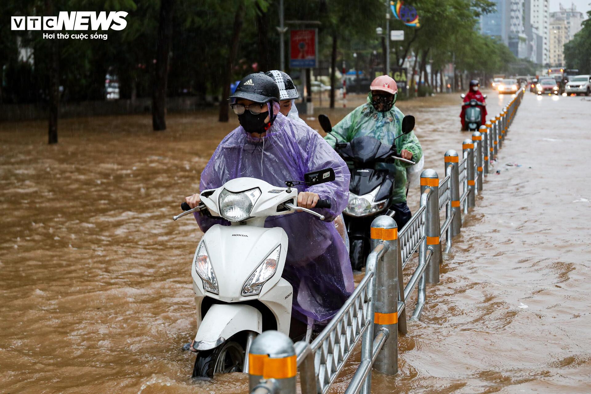 Hà Nội ngập tứ bề, giao thông hỗn loạn không lối thoát từ sáng đến tối - 12