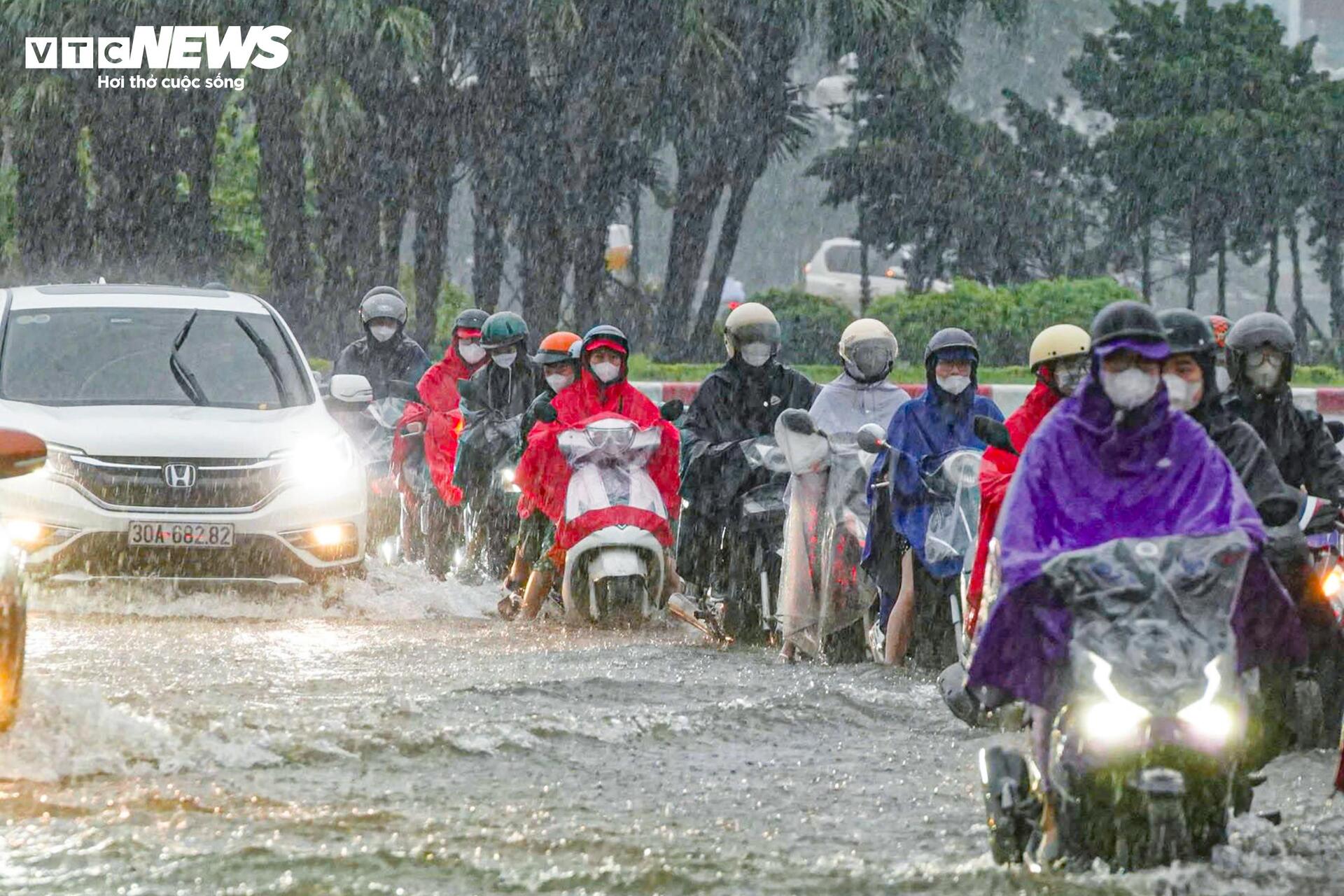 Loạt tuyến phố Hà Nội ngập nặng, người dân bì bõm dắt xe dưới mưa lớn - 7