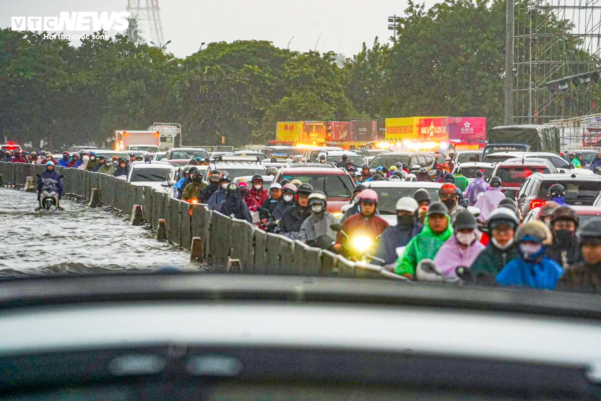 Loạt tuyến phố Hà Nội ngập nặng, người dân bì bõm dắt xe dưới mưa lớn - 6