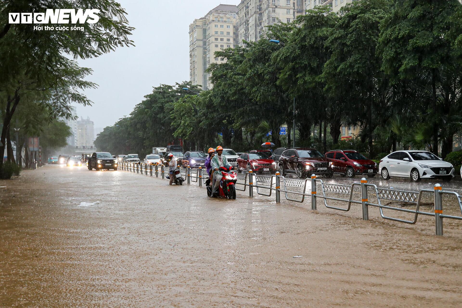 Hà Nội ngập tứ bề, giao thông hỗn loạn không lối thoát từ sáng đến tối - 10
