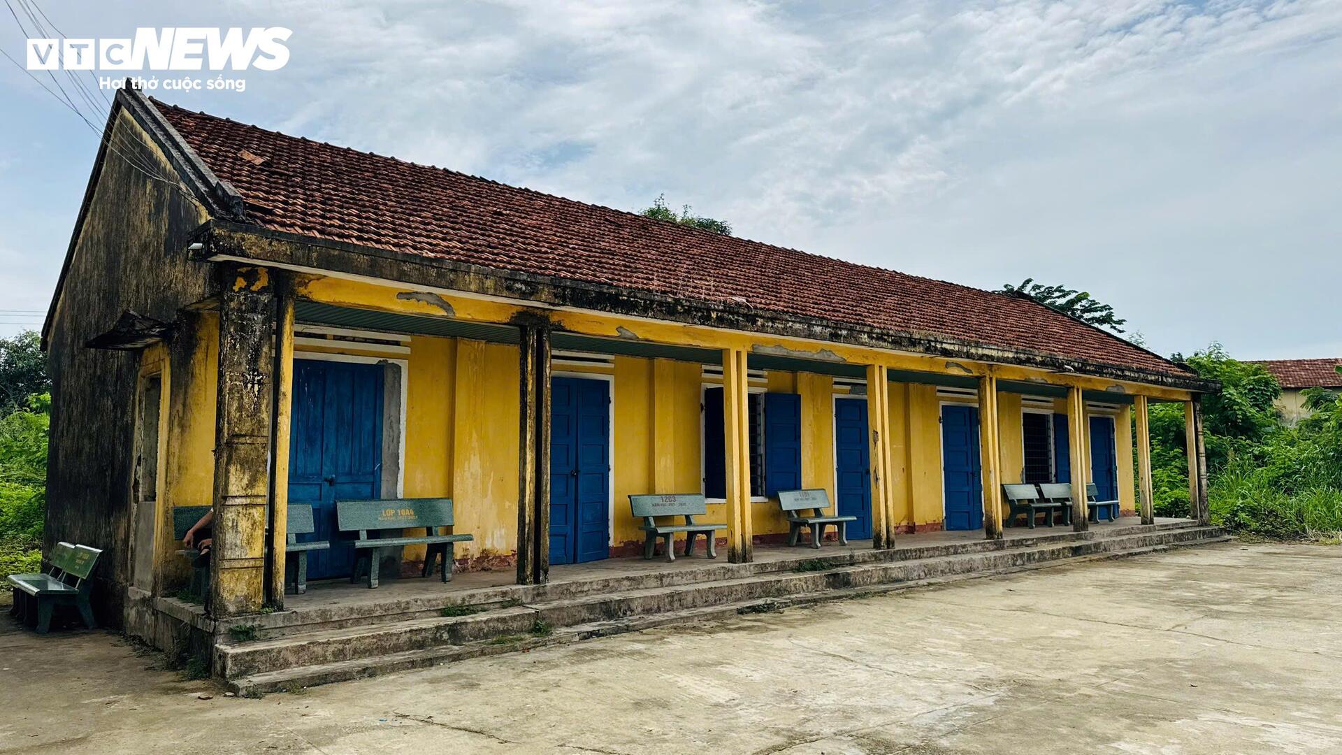  Phòng học xuống cấp chờ sập, thầy và trò ở Quảng Ngãi nơm nớp lo sợ - 2