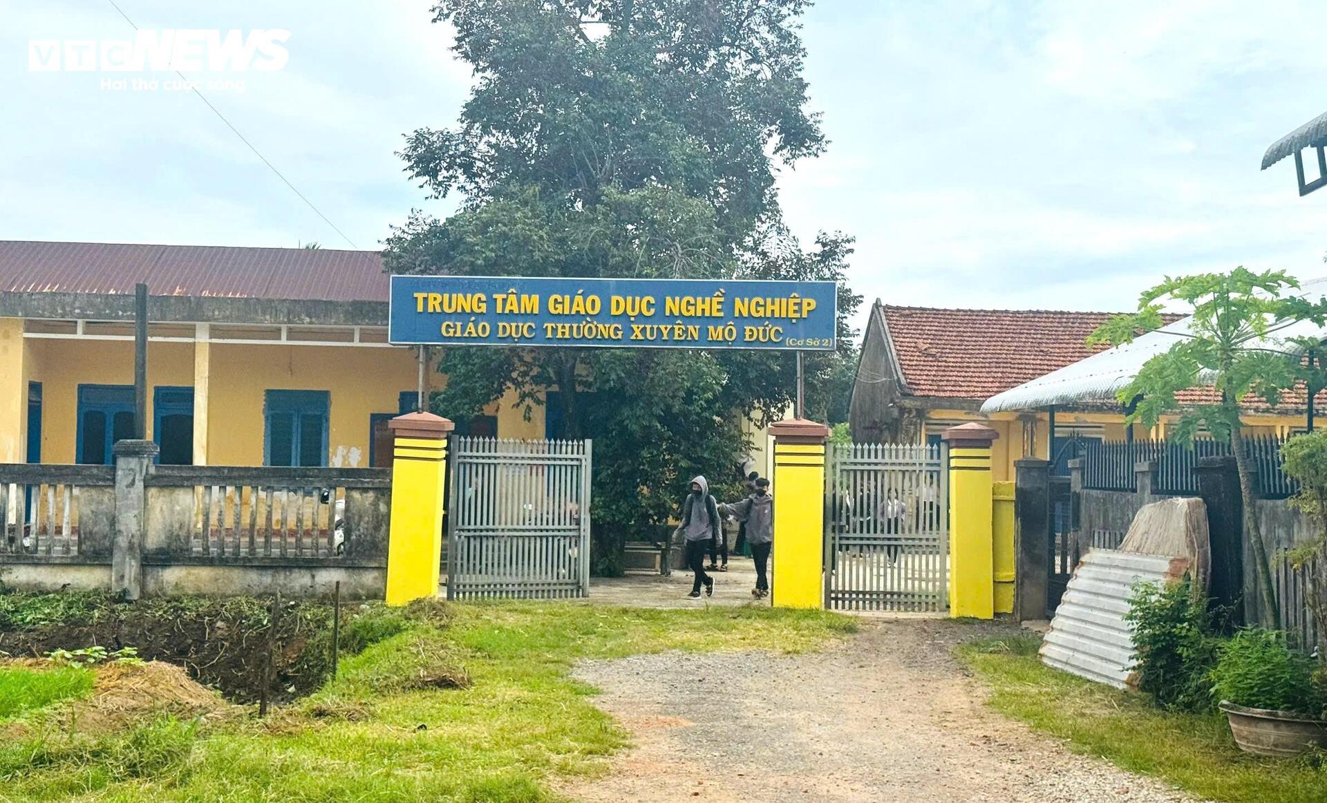  Phòng học xuống cấp chờ sập, thầy và trò ở Quảng Ngãi nơm nớp lo sợ - 1