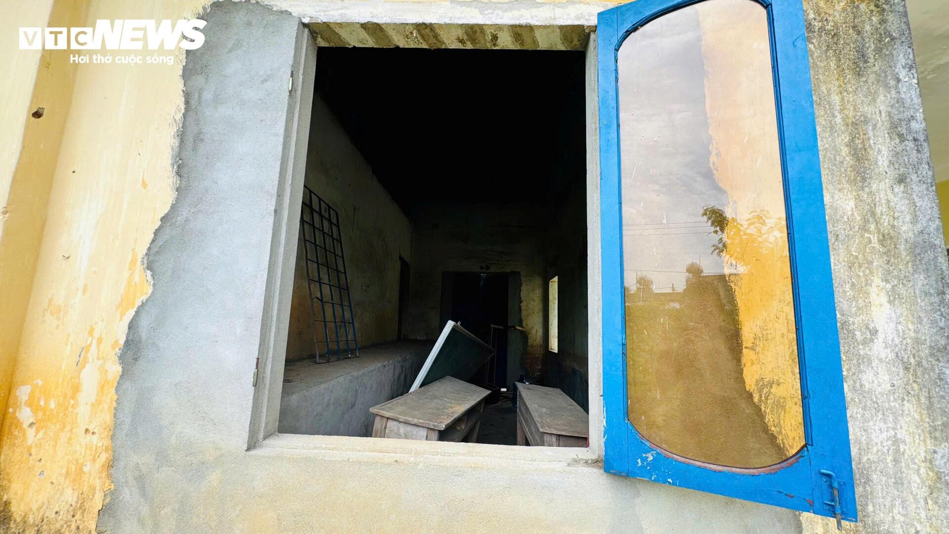  Phòng học xuống cấp chờ sập, thầy và trò ở Quảng Ngãi nơm nớp lo sợ - 6