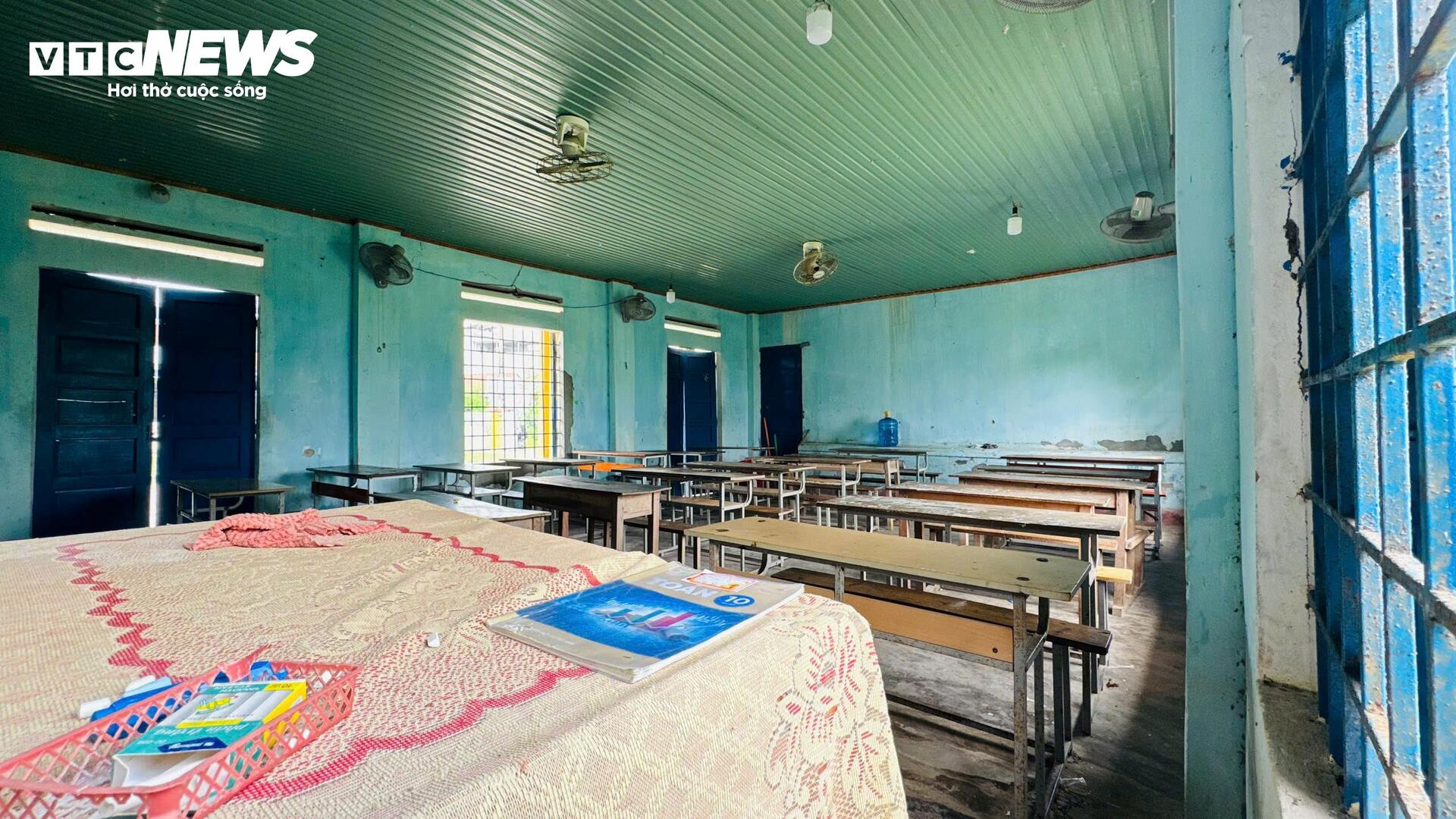  Phòng học xuống cấp chờ sập, thầy và trò ở Quảng Ngãi nơm nớp lo sợ - 8