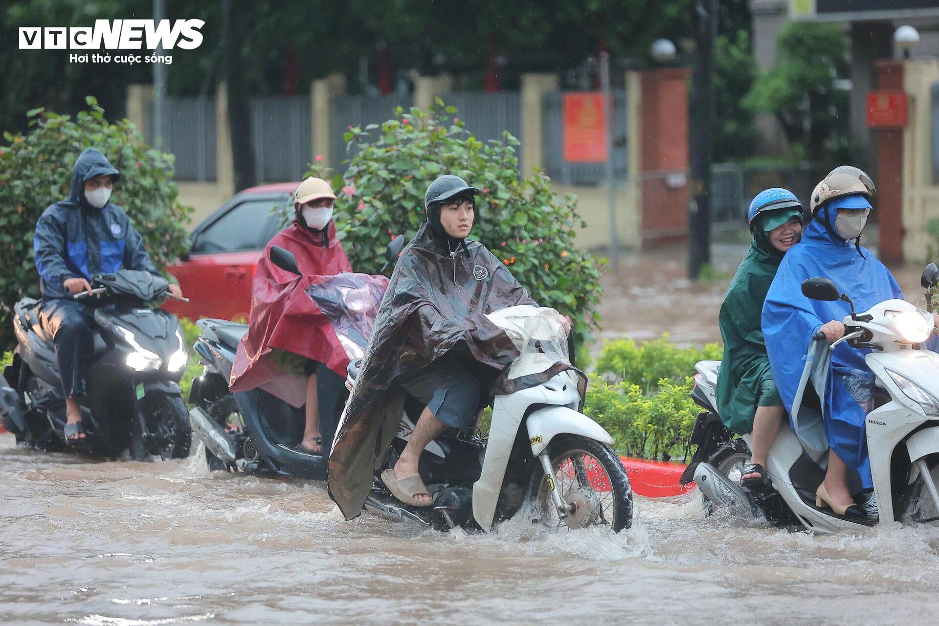 Loạt tuyến phố Hà Nội ngập nặng, người dân bì bõm dắt xe dưới mưa lớn - 3