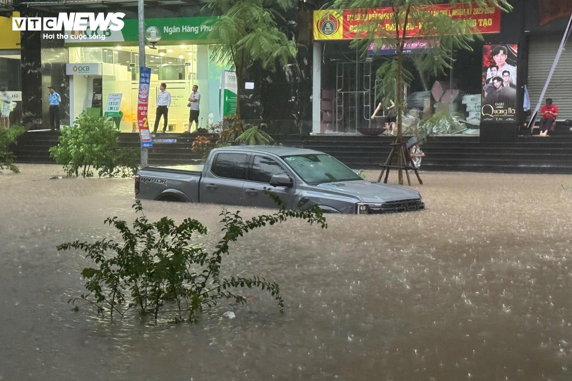 Hà Nội ngập tứ bề, giao thông hỗn loạn không lối thoát từ sáng đến tối - 3