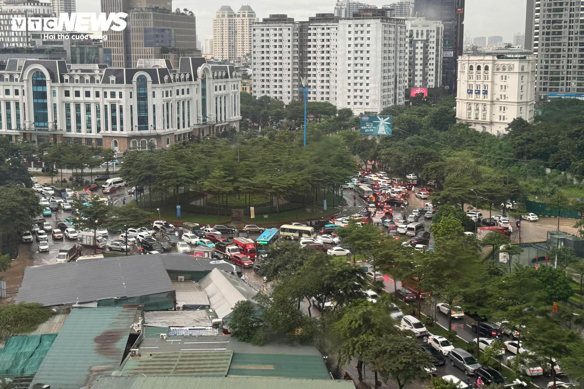 Hà Nội ngập tứ bề, giao thông hỗn loạn không lối thoát từ sáng đến tối - 5