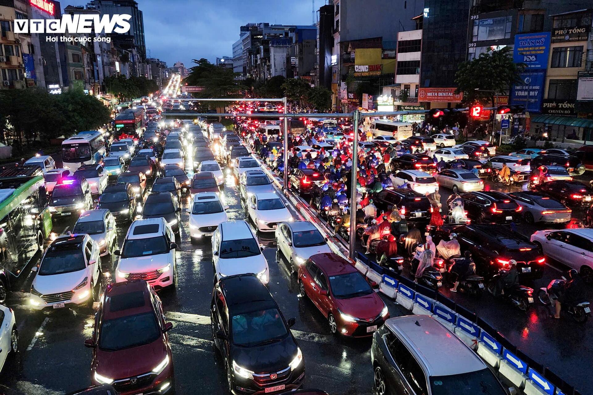 Hà Nội ngập tứ bề, giao thông hỗn loạn không lối thoát từ sáng đến tối - 6