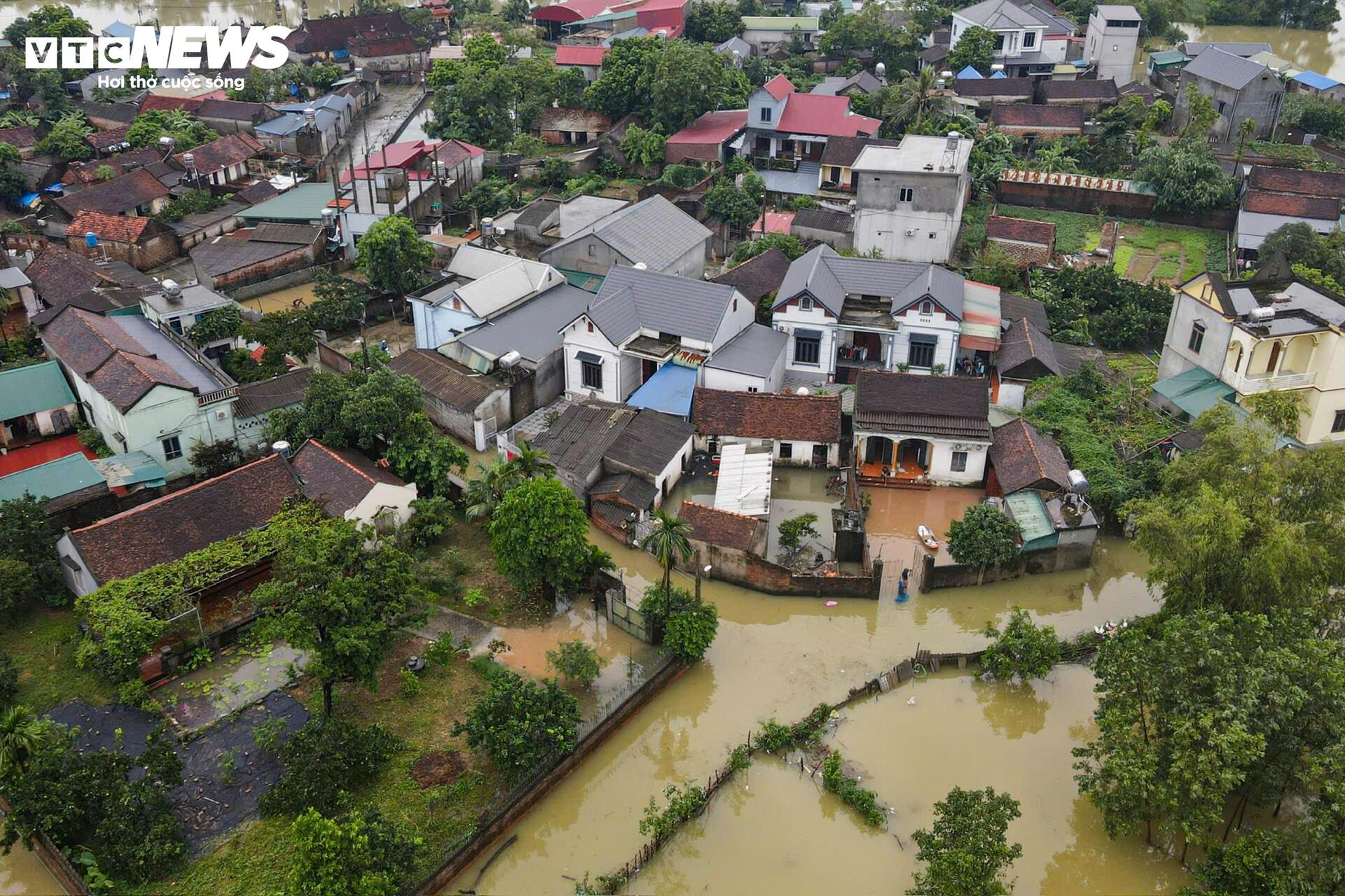 Nước sông Bùi vượt báo động 3, nhiều xã ngoại thành Hà Nội chìm trong biển nước - 4
