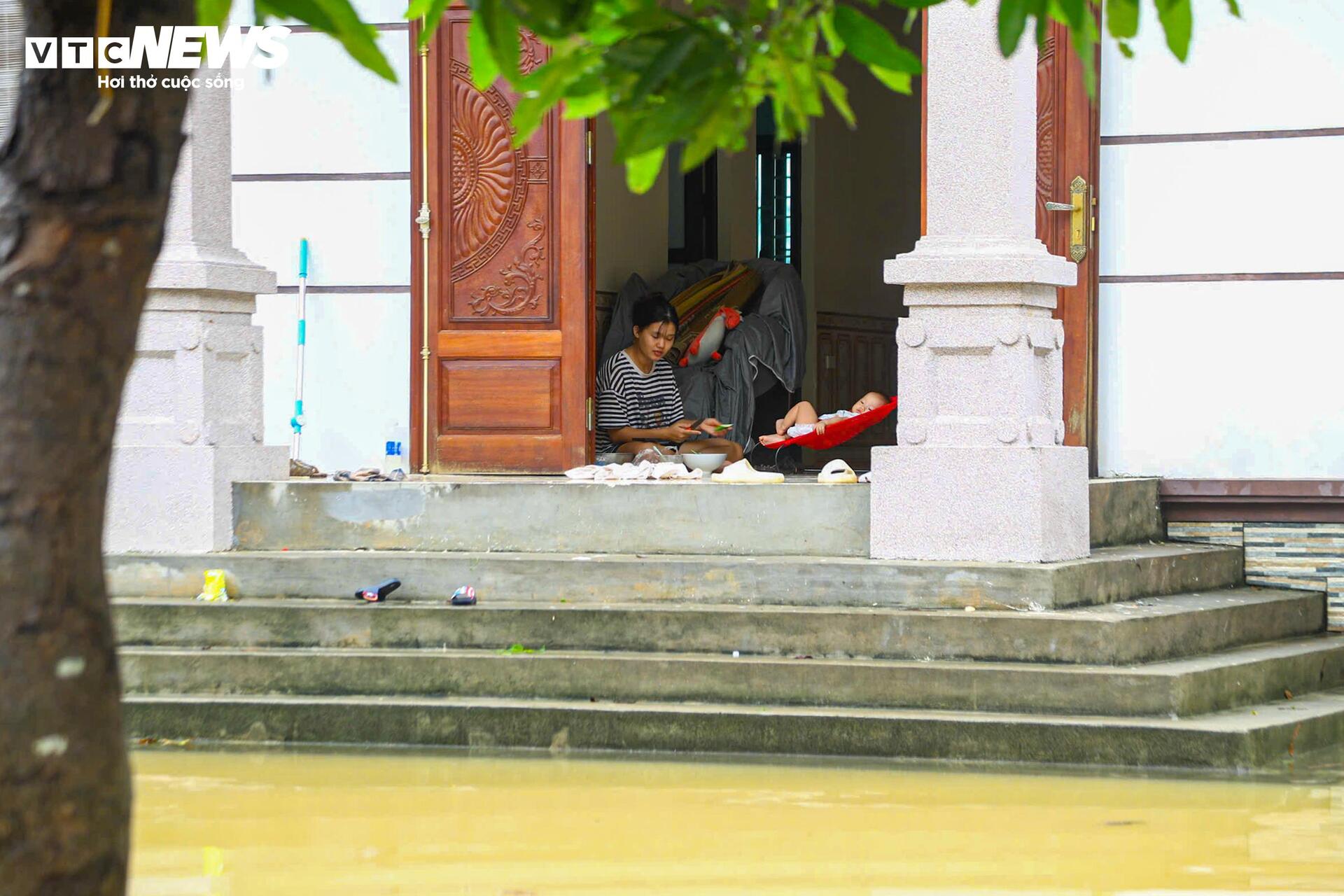 Nước sông Bùi vượt báo động 3, nhiều xã ngoại thành Hà Nội chìm trong biển nước - 9