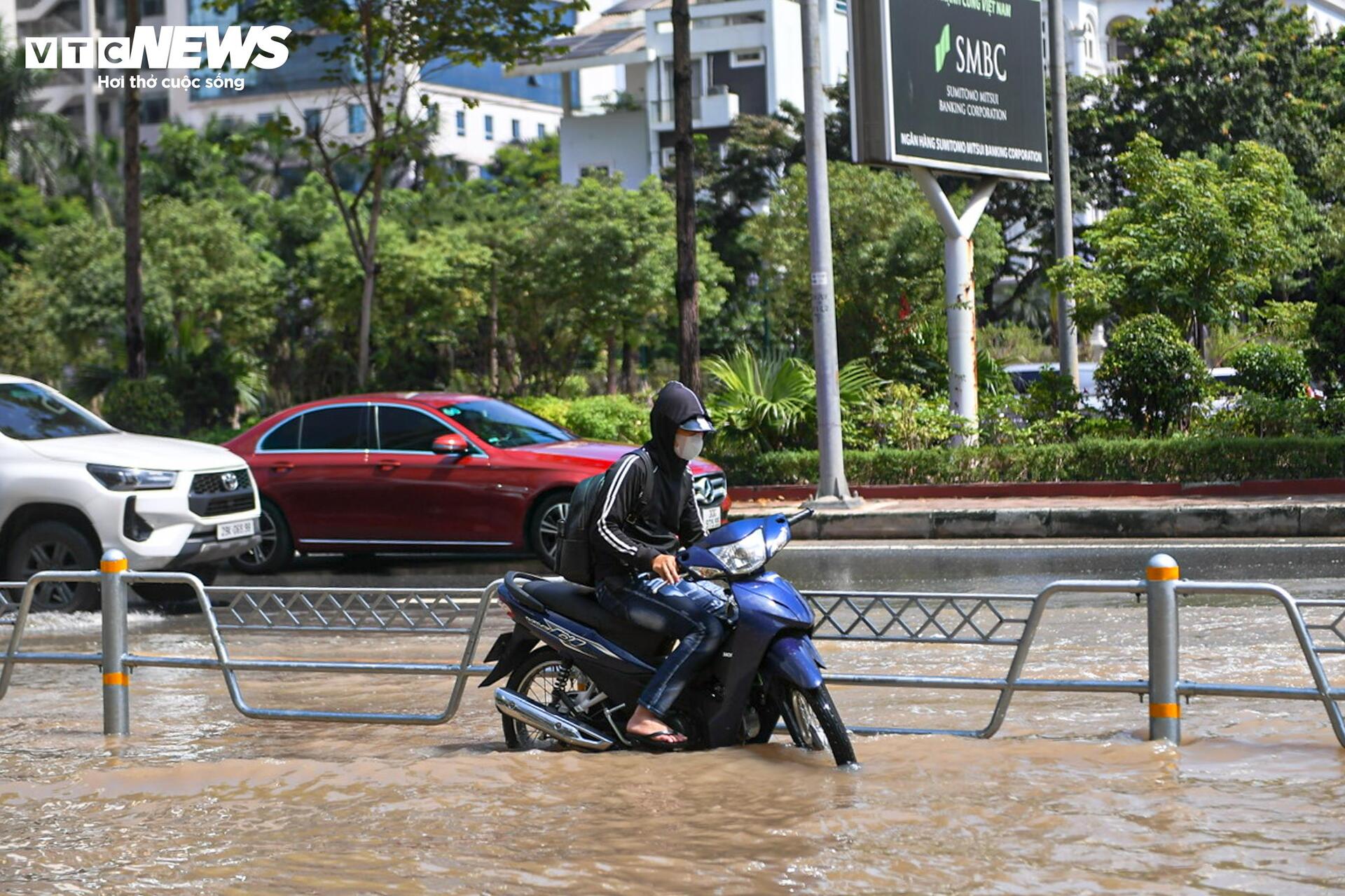Hà Nội nắng đẹp, đường Võ Chí Công vẫn ngập nửa mét - 13