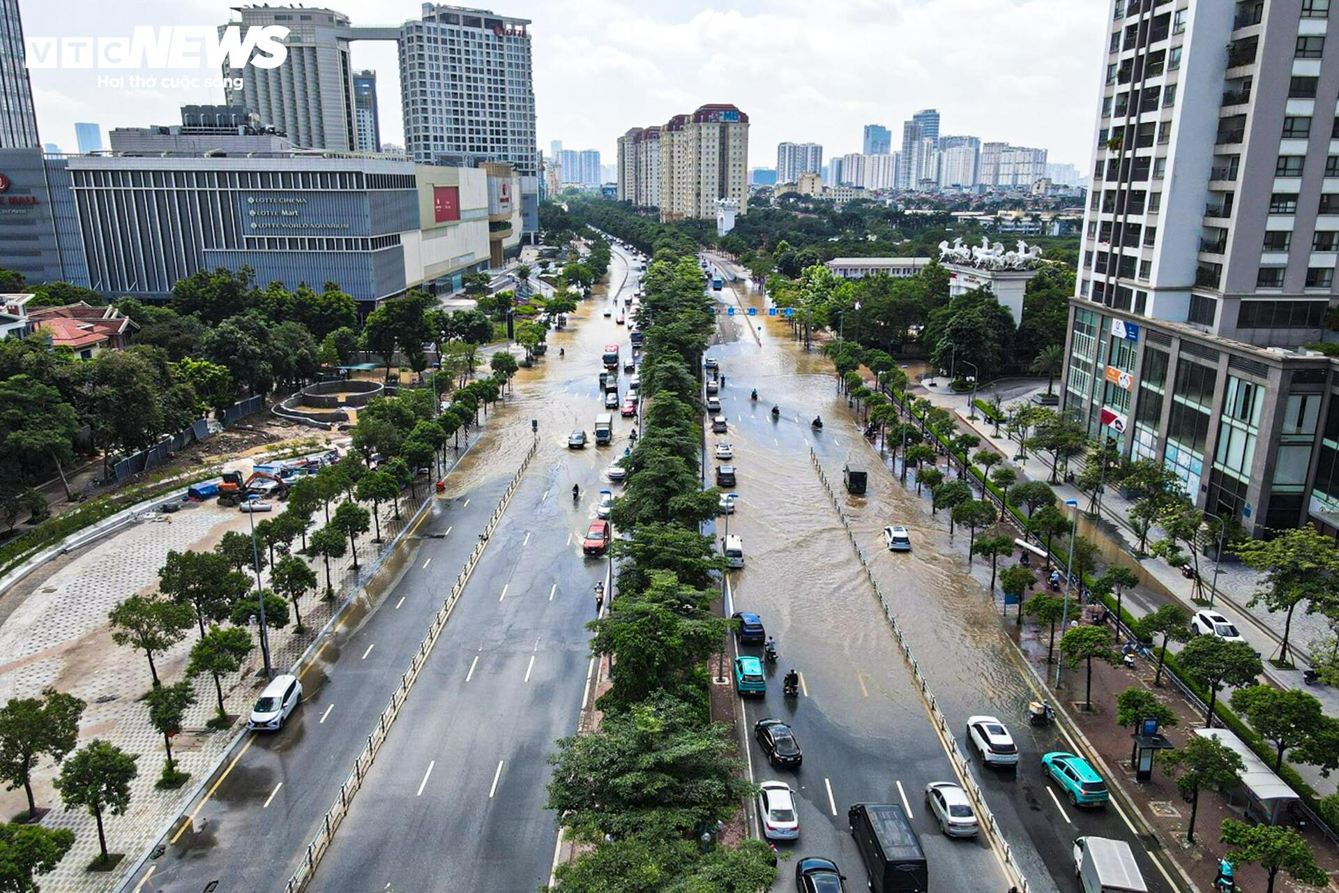 Hà Nội nắng đẹp, đường Võ Chí Công vẫn ngập nửa mét - 1