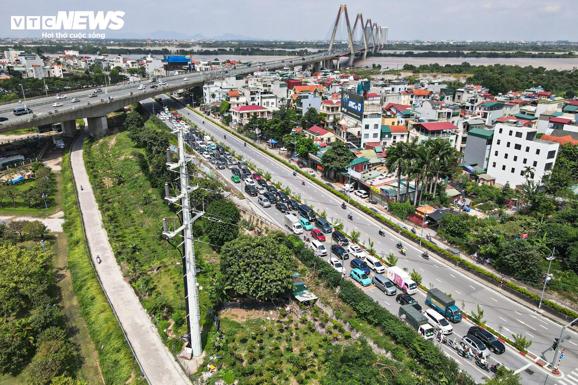 Hà Nội nắng đẹp, đường Võ Chí Công vẫn ngập nửa mét - 3