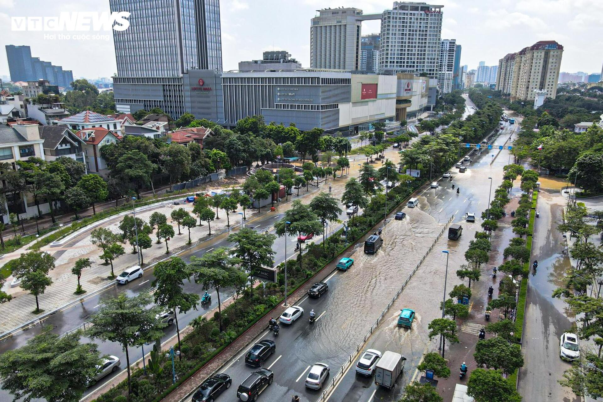 Hà Nội nắng đẹp, đường Võ Chí Công vẫn ngập nửa mét - 2