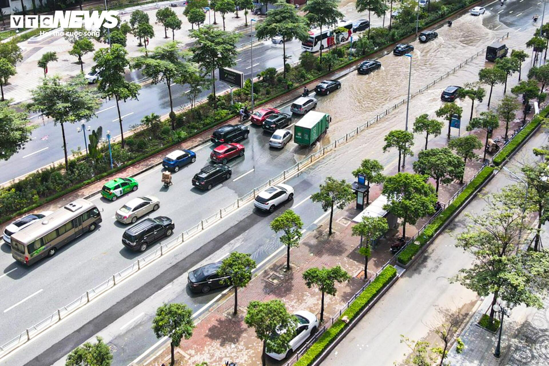 Hà Nội nắng đẹp, đường Võ Chí Công vẫn ngập nửa mét - 4