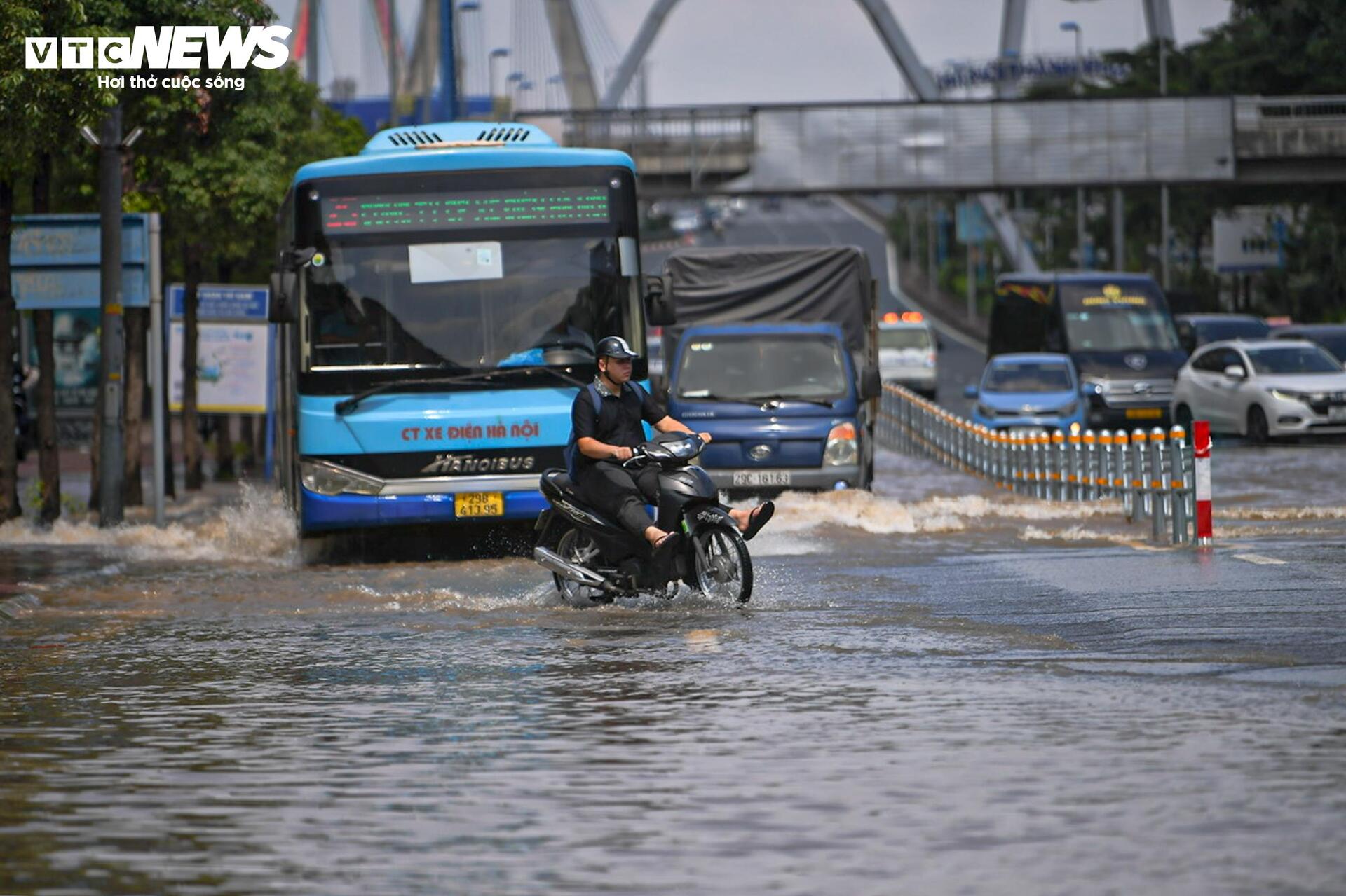 Hà Nội nắng đẹp, đường Võ Chí Công vẫn ngập nửa mét - 6