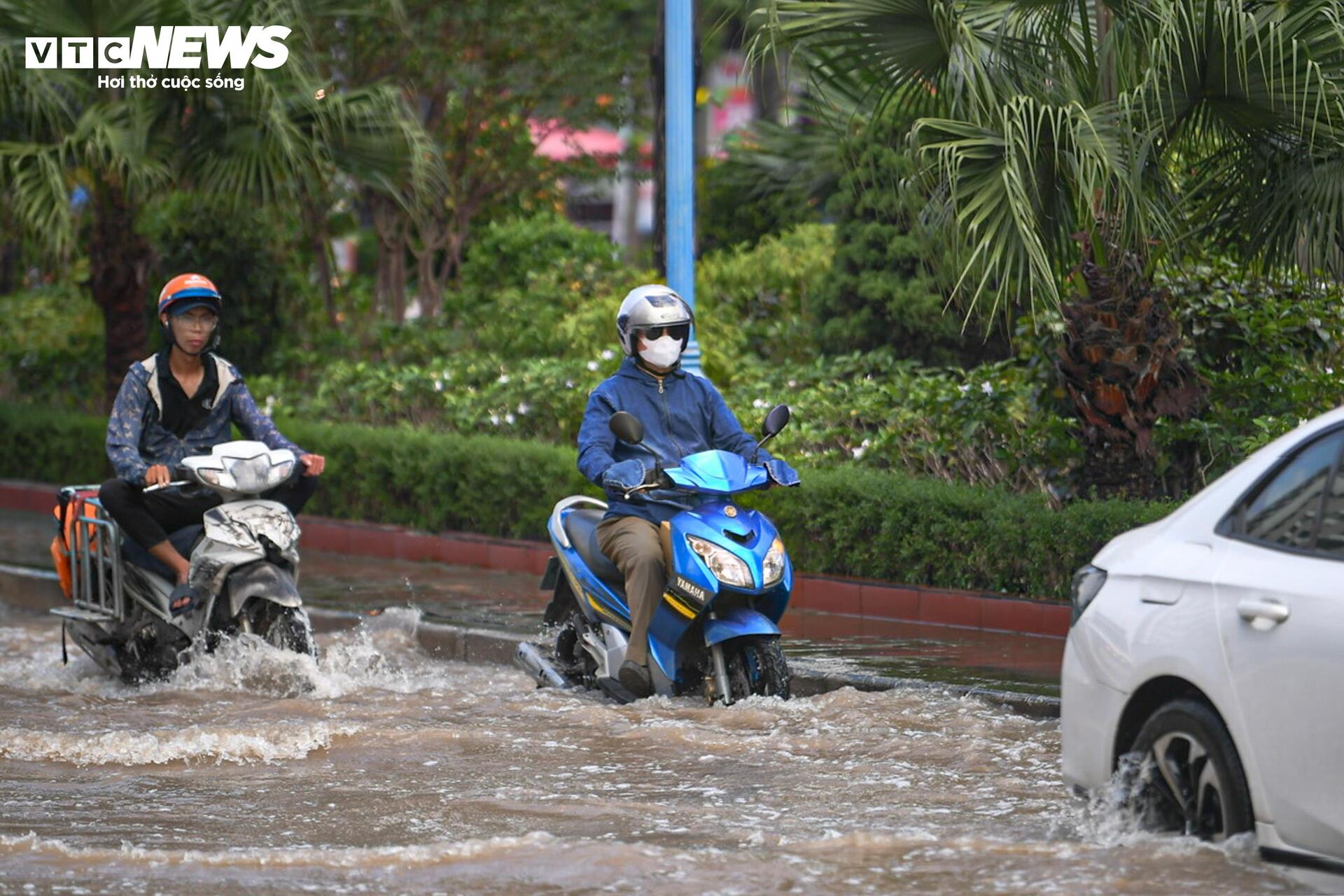 Hà Nội nắng đẹp, đường Võ Chí Công vẫn ngập nửa mét - 5